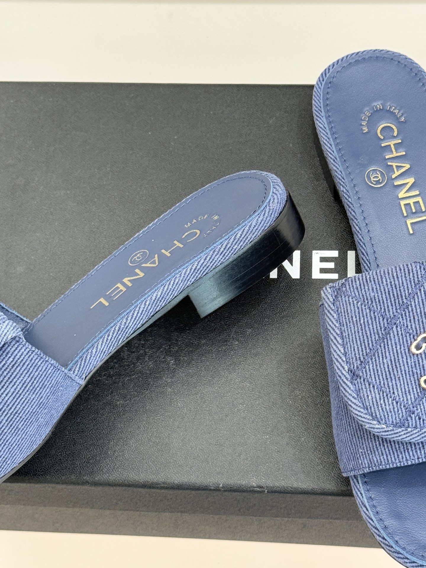 CHANE*｜小香经典链条双C书包扣菱格牛仔拖鞋将丹宁随性与高定优雅完美融合。水洗牛仔布搭配经典菱格绗缝