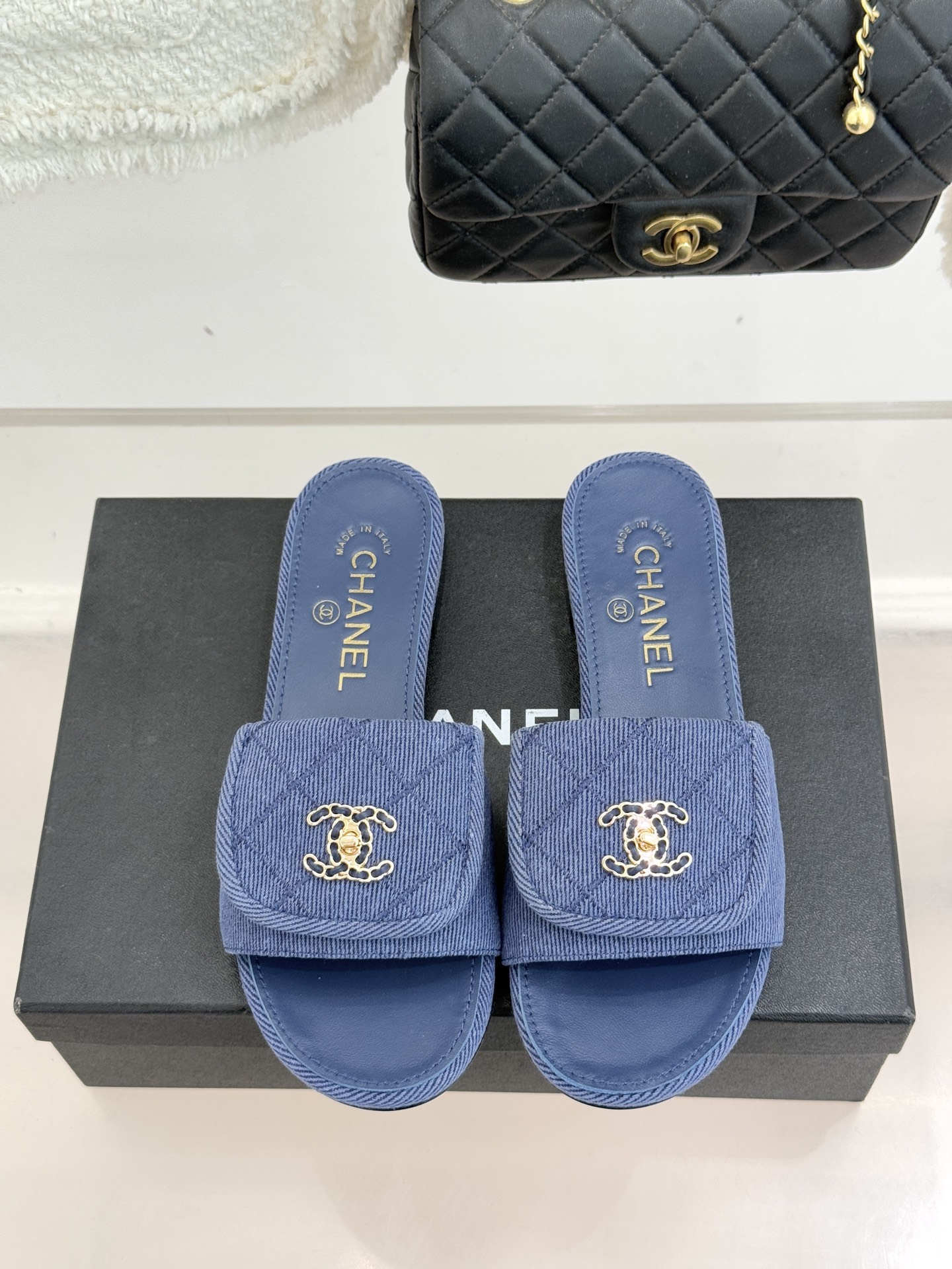 CHANE*｜小香经典链条双C书包扣菱格牛仔拖鞋将丹宁随性与高定优雅完美融合。水洗牛仔布搭配经典菱格绗缝