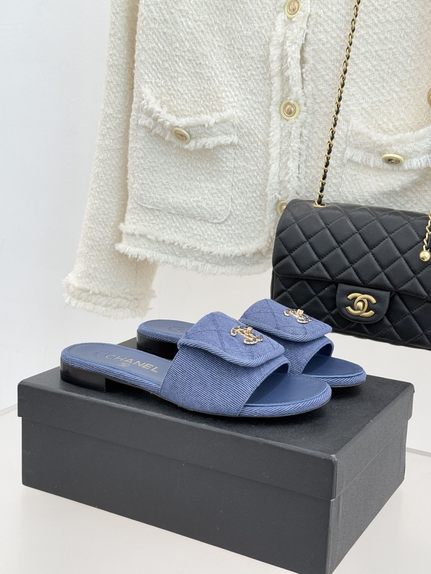 CHANE*｜小香经典链条双C书包扣菱格牛仔拖鞋将丹宁随性与高定优雅完美融合。水洗牛仔布搭配经典菱格绗缝