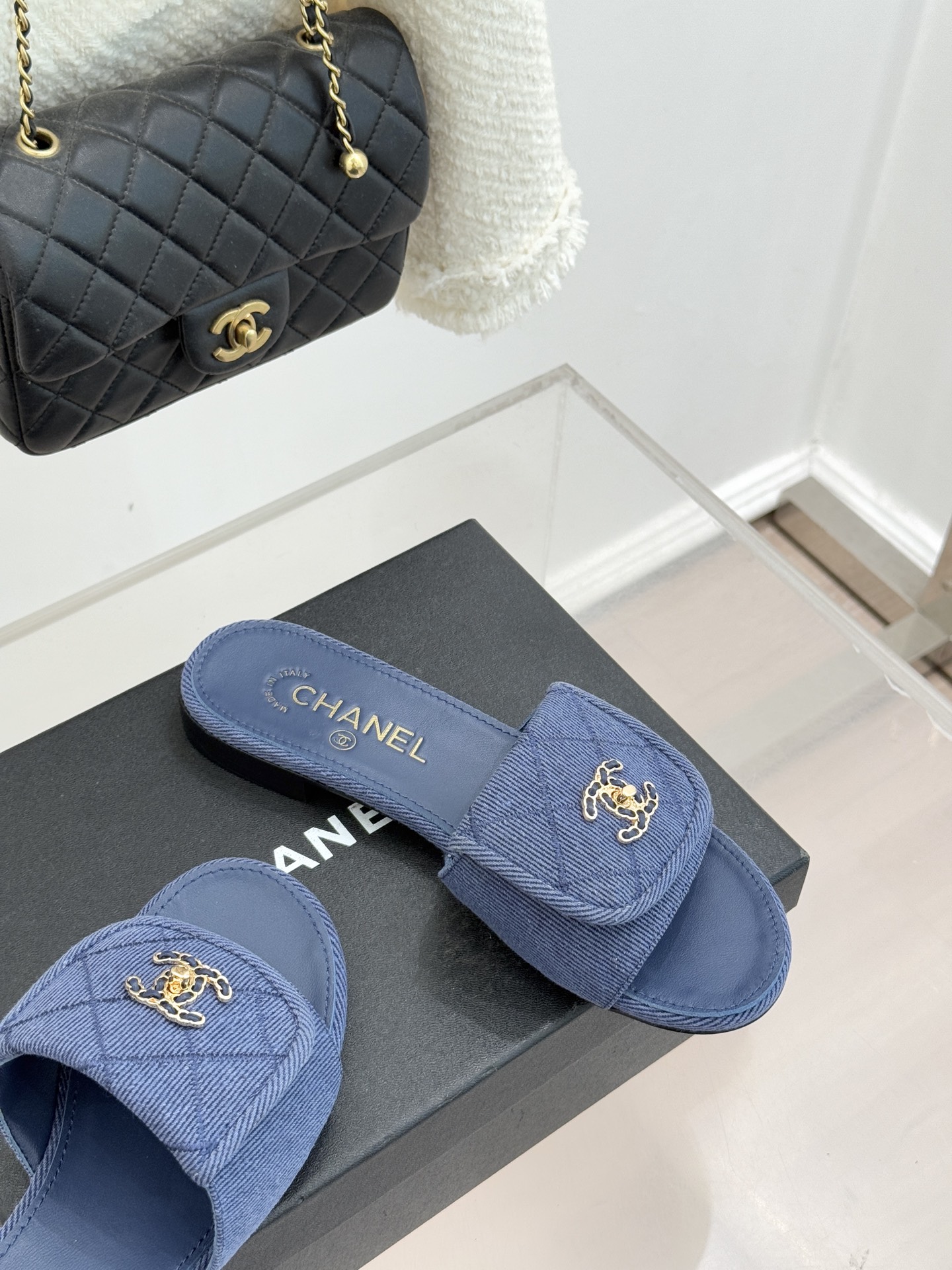 CHANE*｜小香经典链条双C书包扣菱格牛仔拖鞋将丹宁随性与高定优雅完美融合。水洗牛仔布搭配经典菱格绗缝