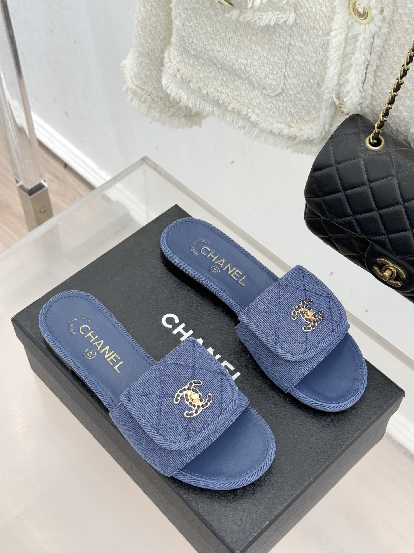 CHANE*｜小香经典链条双C书包扣菱格牛仔拖鞋将丹宁随性与高定优雅完美融合。水洗牛仔布搭配经典菱格绗缝