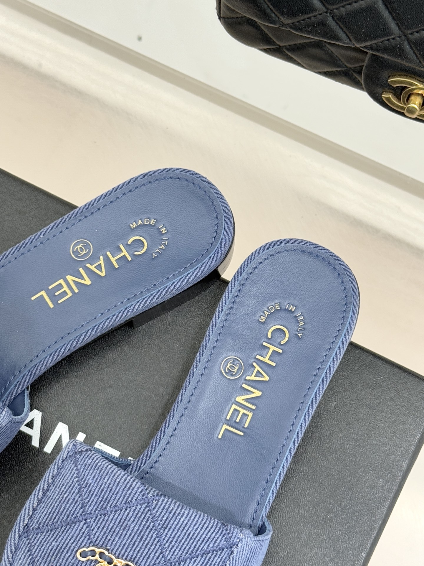 CHANE*｜小香经典链条双C书包扣菱格牛仔拖鞋将丹宁随性与高定优雅完美融合。水洗牛仔布搭配经典菱格绗缝