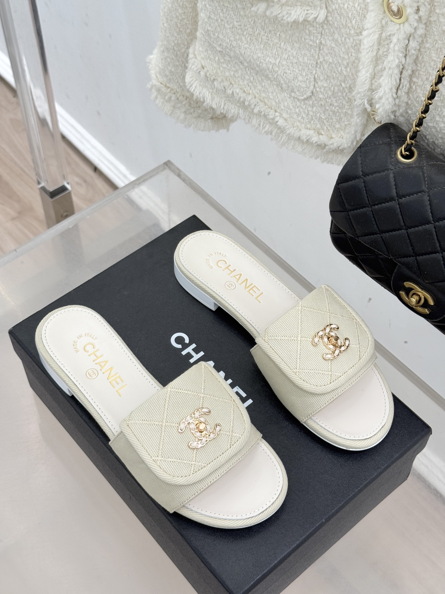 CHANE*｜小香经典链条双C书包扣菱格牛仔拖鞋将丹宁随性与高定优雅完美融合。水洗牛仔布搭配经典菱格绗缝