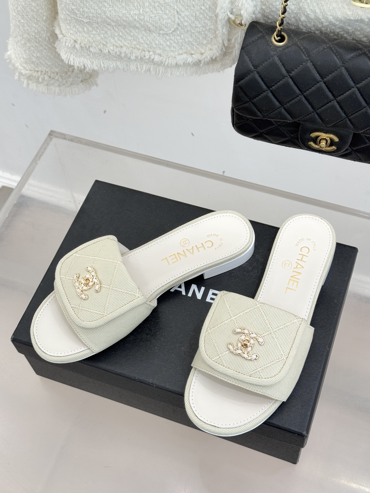 CHANE*｜小香经典链条双C书包扣菱格牛仔拖鞋将丹宁随性与高定优雅完美融合。水洗牛仔布搭配经典菱格绗缝