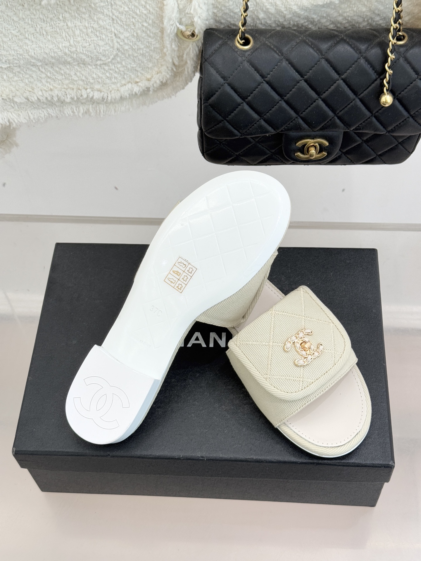 CHANE*｜小香经典链条双C书包扣菱格牛仔拖鞋将丹宁随性与高定优雅完美融合。水洗牛仔布搭配经典菱格绗缝