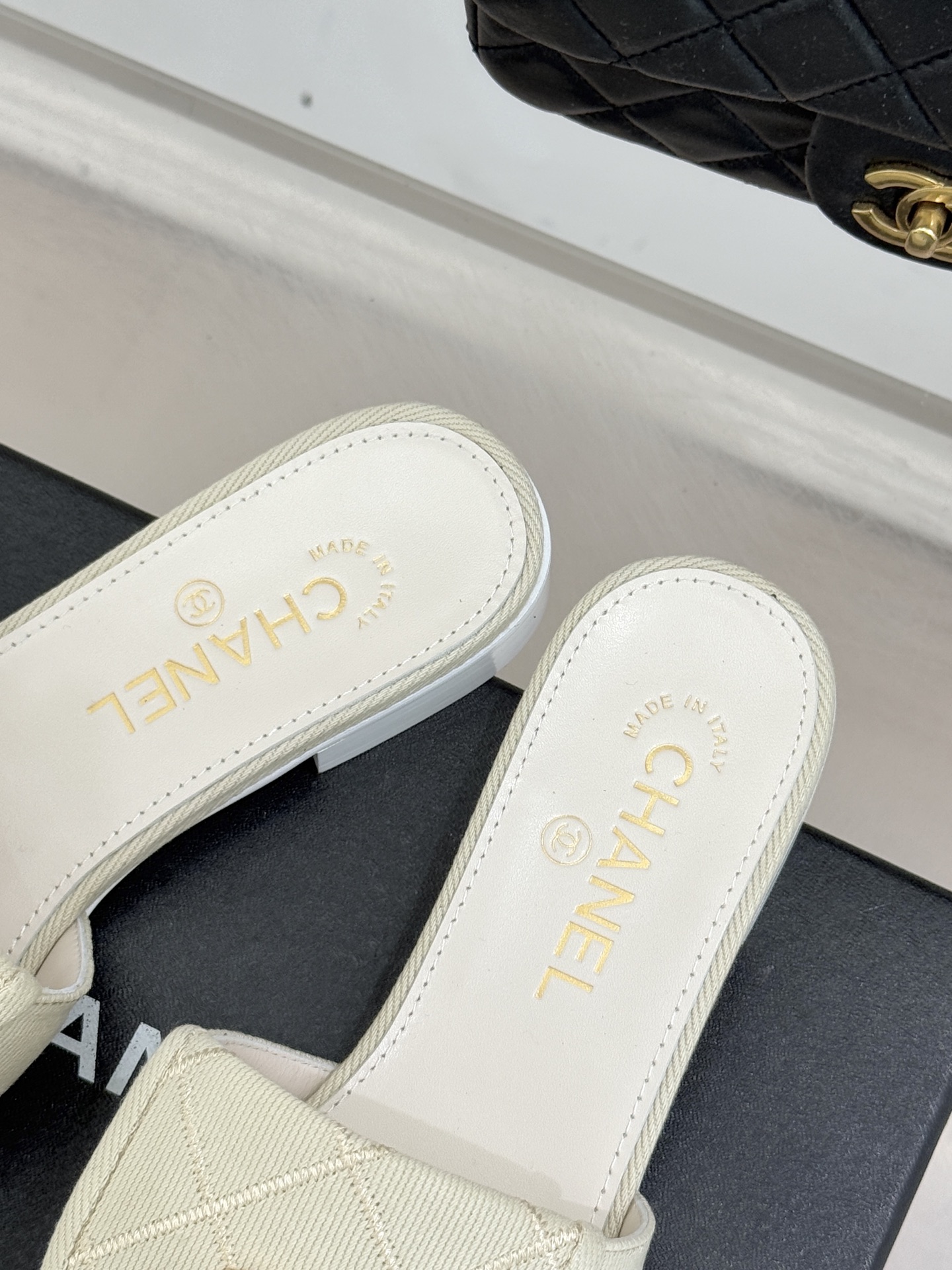 CHANE*｜小香经典链条双C书包扣菱格牛仔拖鞋将丹宁随性与高定优雅完美融合。水洗牛仔布搭配经典菱格绗缝