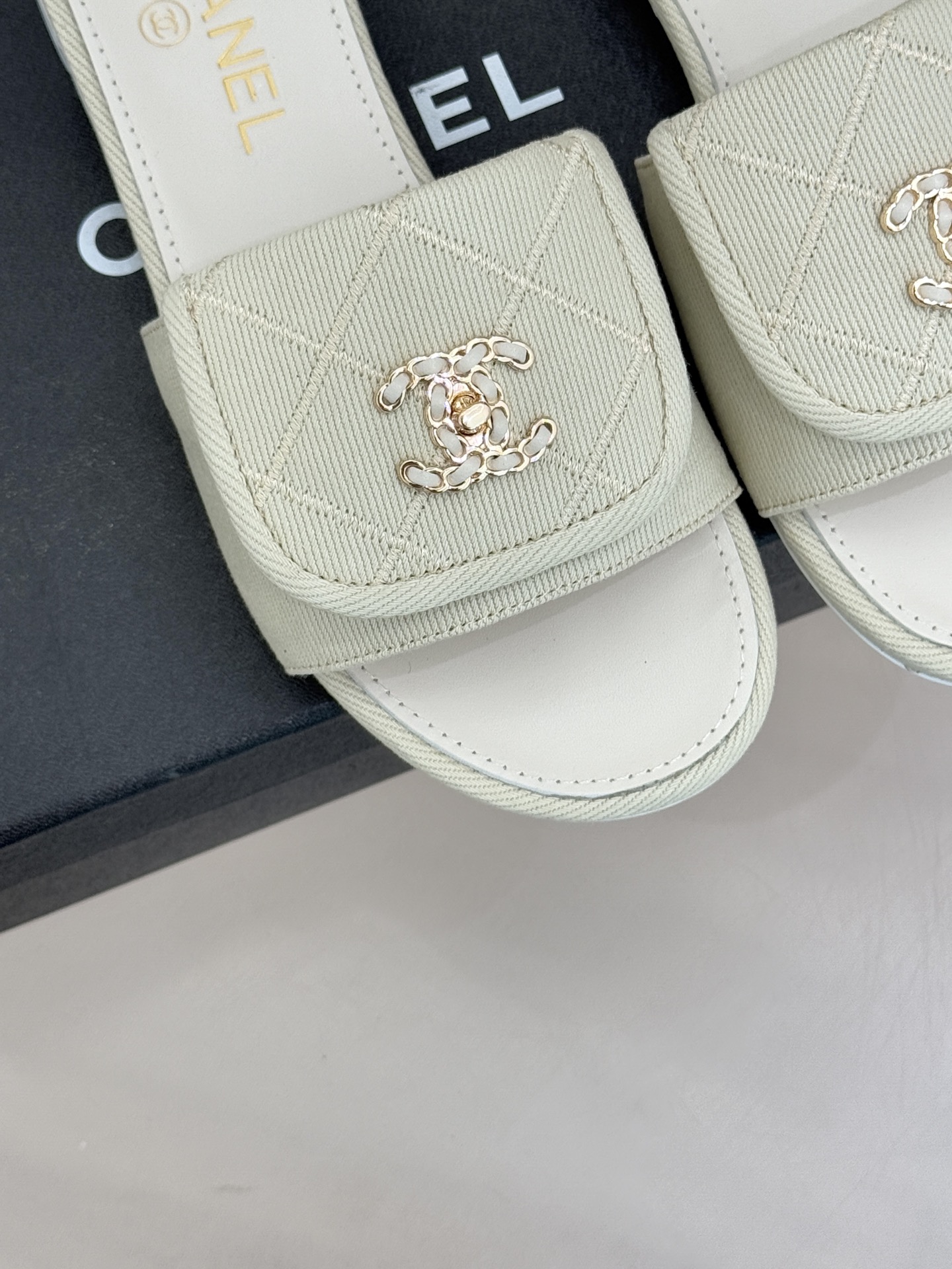 CHANE*｜小香经典链条双C书包扣菱格牛仔拖鞋将丹宁随性与高定优雅完美融合。水洗牛仔布搭配经典菱格绗缝