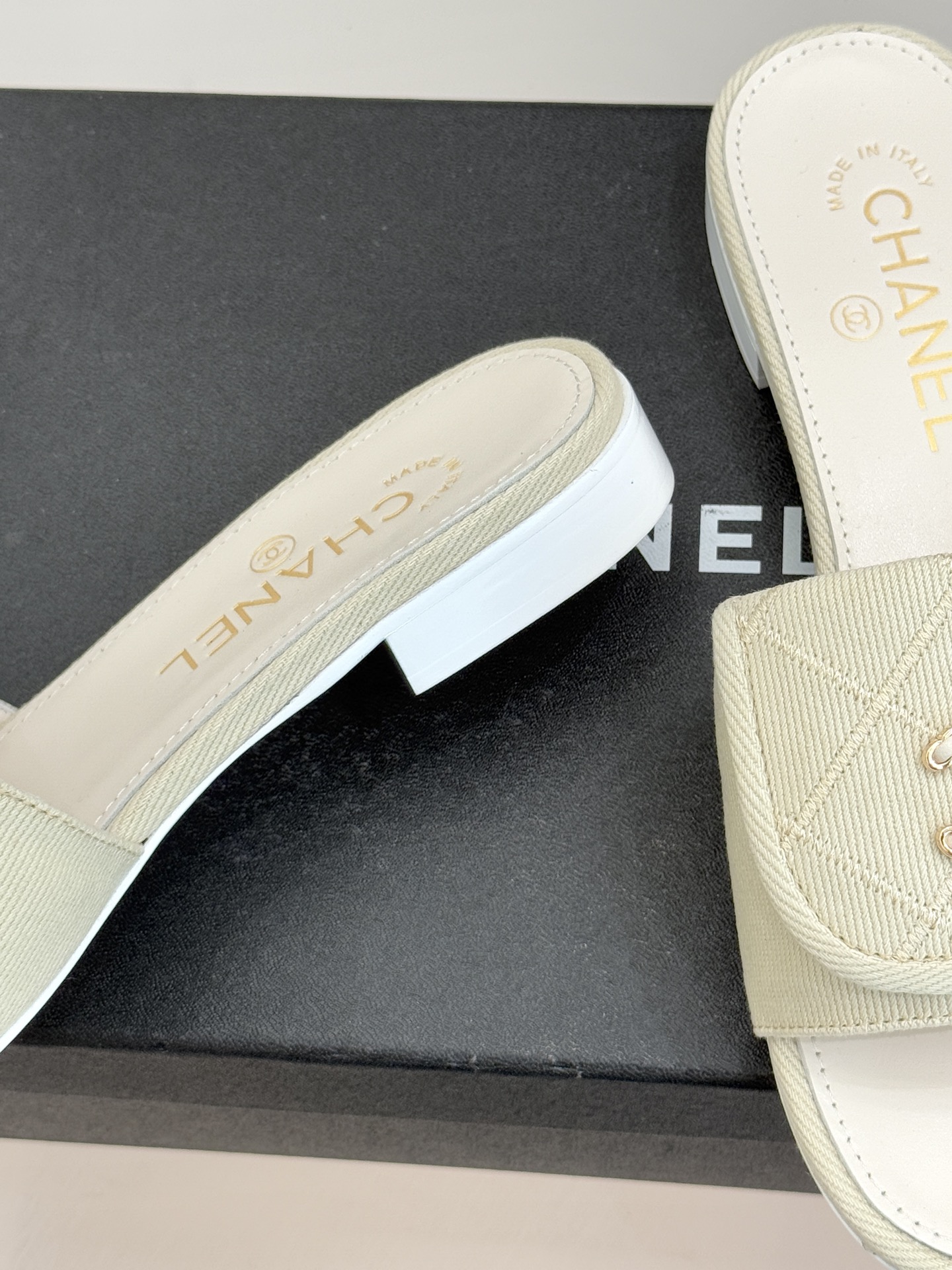 CHANE*｜小香经典链条双C书包扣菱格牛仔拖鞋将丹宁随性与高定优雅完美融合。水洗牛仔布搭配经典菱格绗缝