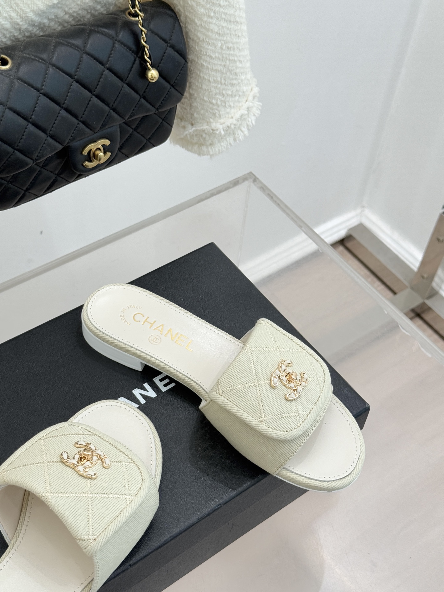 CHANE*｜小香经典链条双C书包扣菱格牛仔拖鞋将丹宁随性与高定优雅完美融合。水洗牛仔布搭配经典菱格绗缝