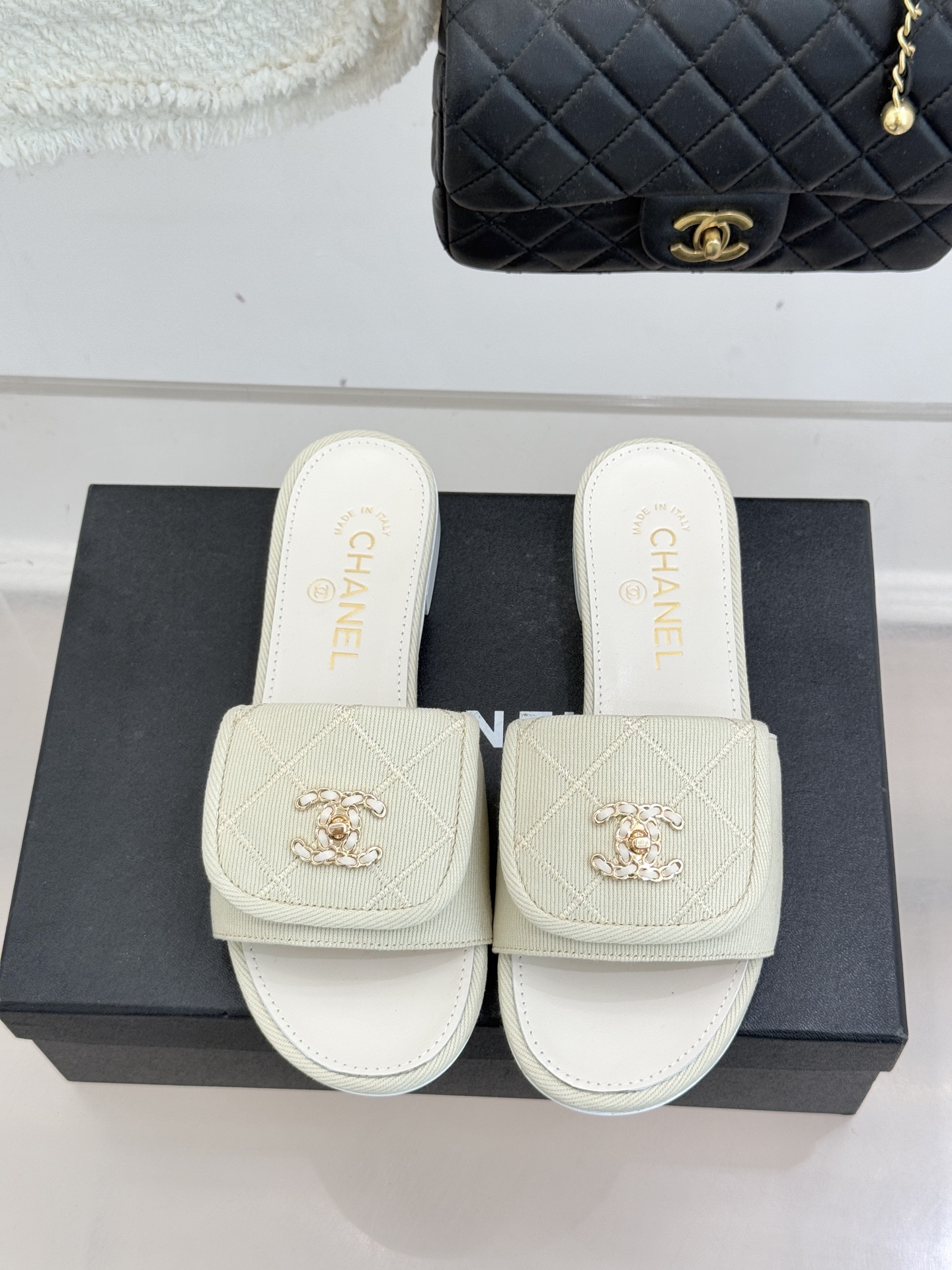 CHANE*｜小香经典链条双C书包扣菱格牛仔拖鞋将丹宁随性与高定优雅完美融合。水洗牛仔布搭配经典菱格绗缝