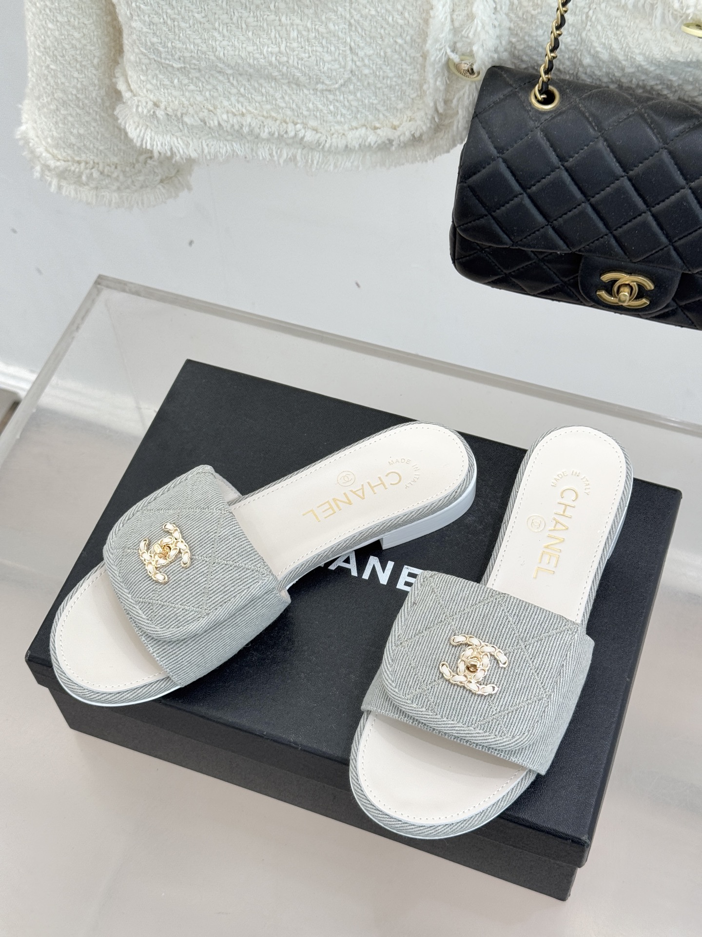 CHANE*｜小香经典链条双C书包扣菱格牛仔拖鞋将丹宁随性与高定优雅完美融合。水洗牛仔布搭配经典菱格绗缝