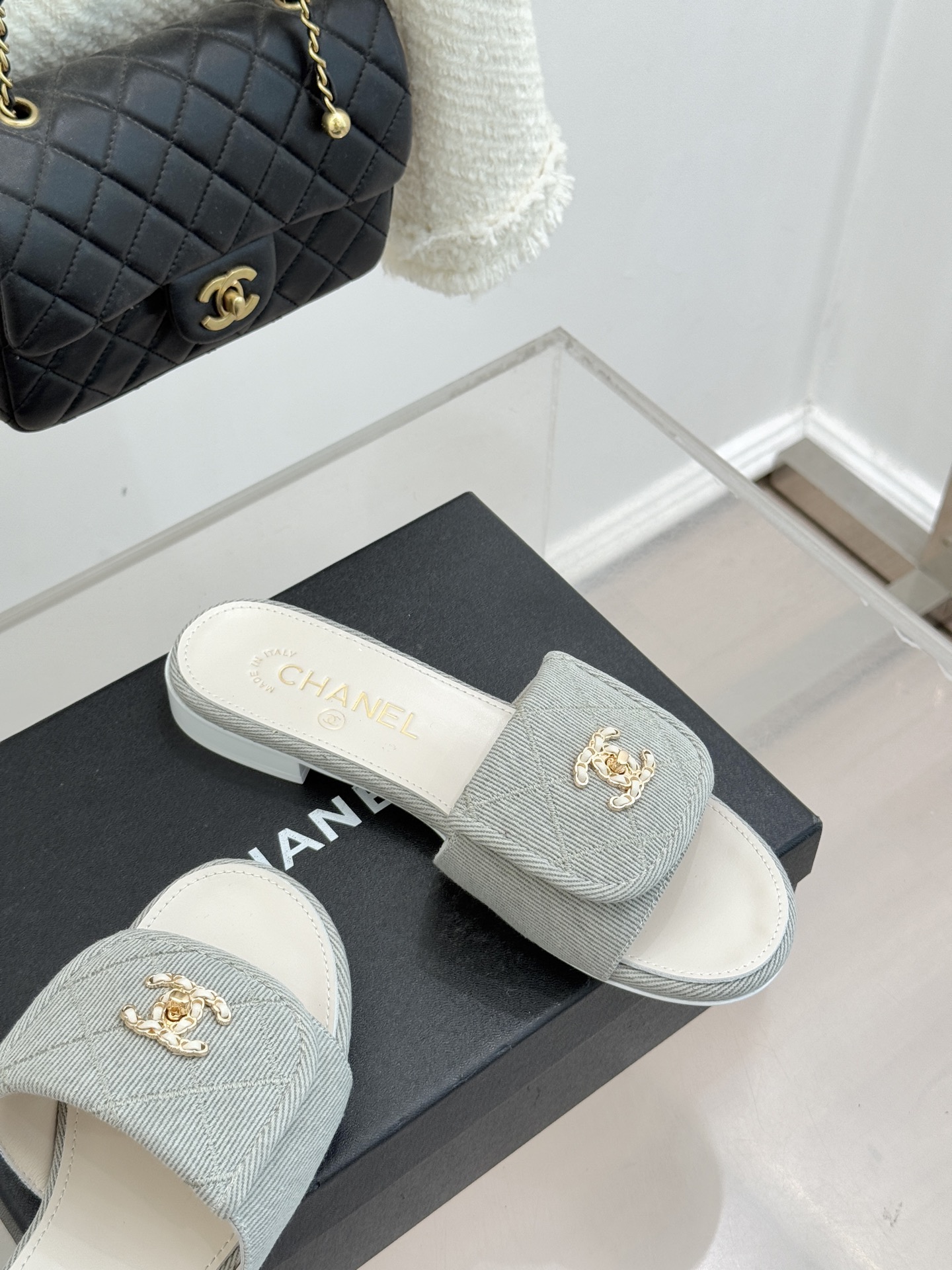 CHANE*｜小香经典链条双C书包扣菱格牛仔拖鞋将丹宁随性与高定优雅完美融合。水洗牛仔布搭配经典菱格绗缝