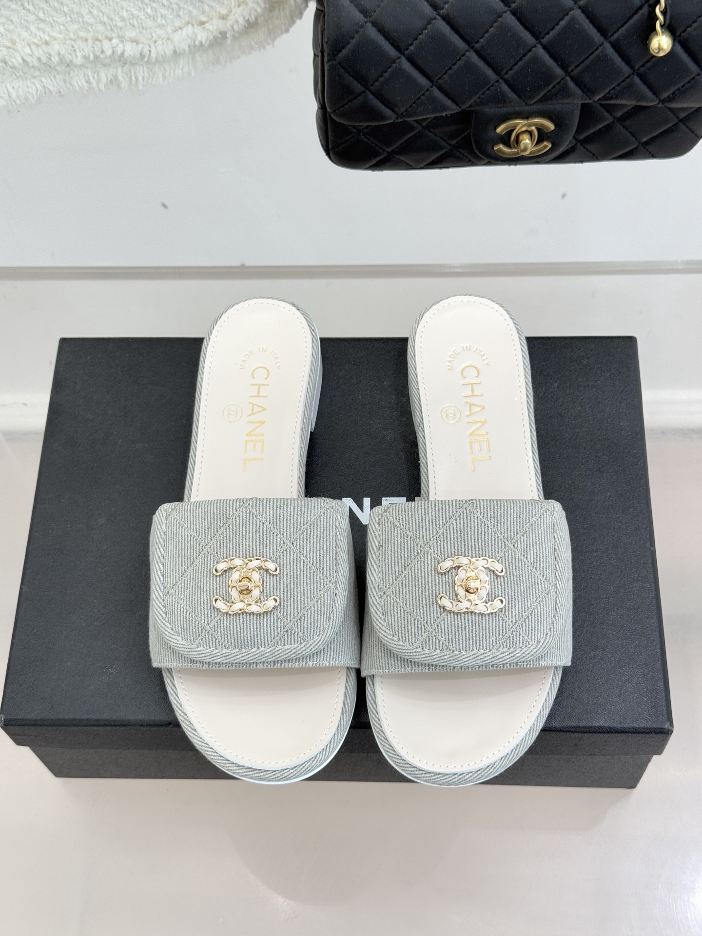 CHANE*｜小香经典链条双C书包扣菱格牛仔拖鞋将丹宁随性与高定优雅完美融合。水洗牛仔布搭配经典菱格绗缝