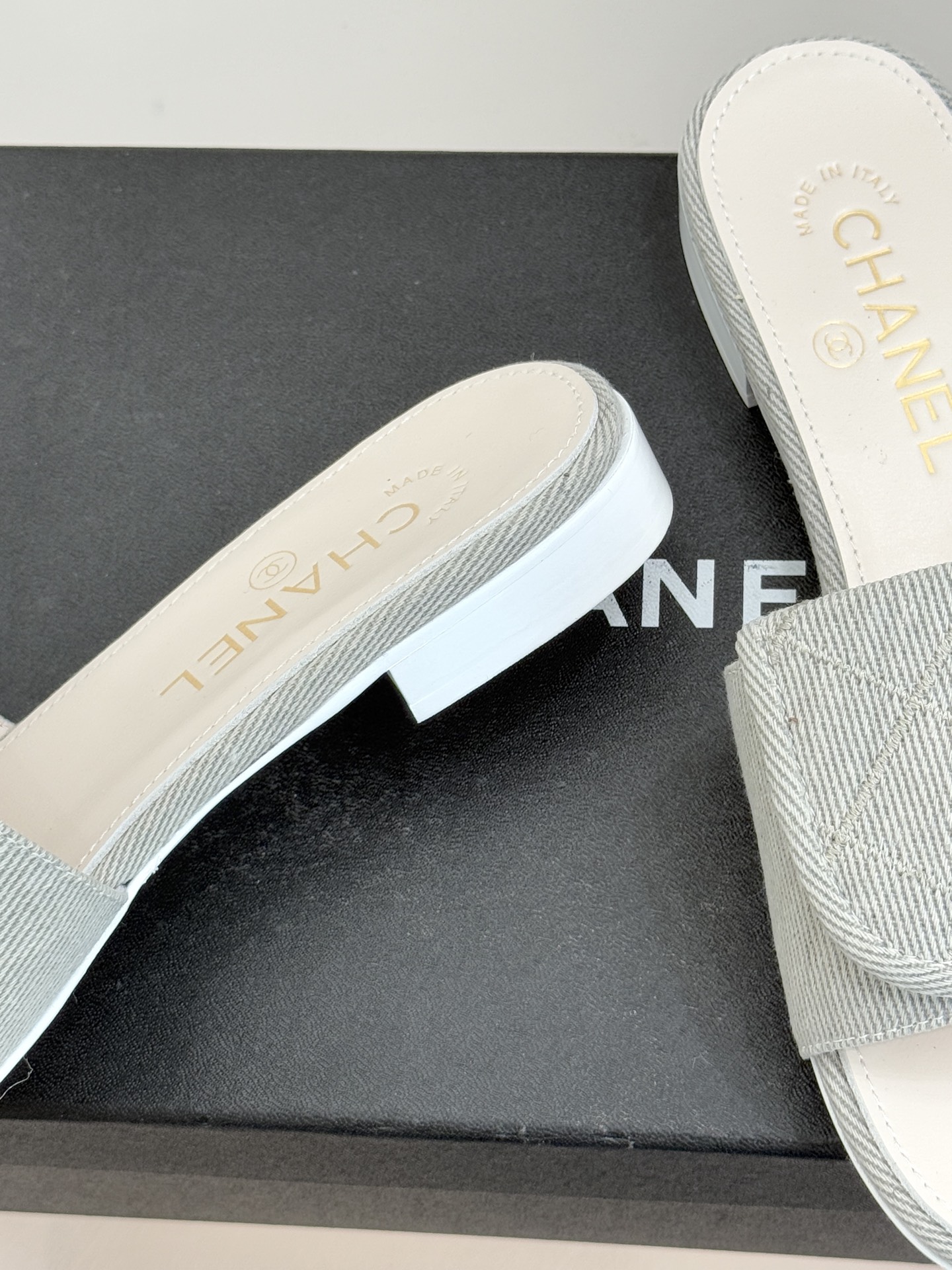 CHANE*｜小香经典链条双C书包扣菱格牛仔拖鞋将丹宁随性与高定优雅完美融合。水洗牛仔布搭配经典菱格绗缝