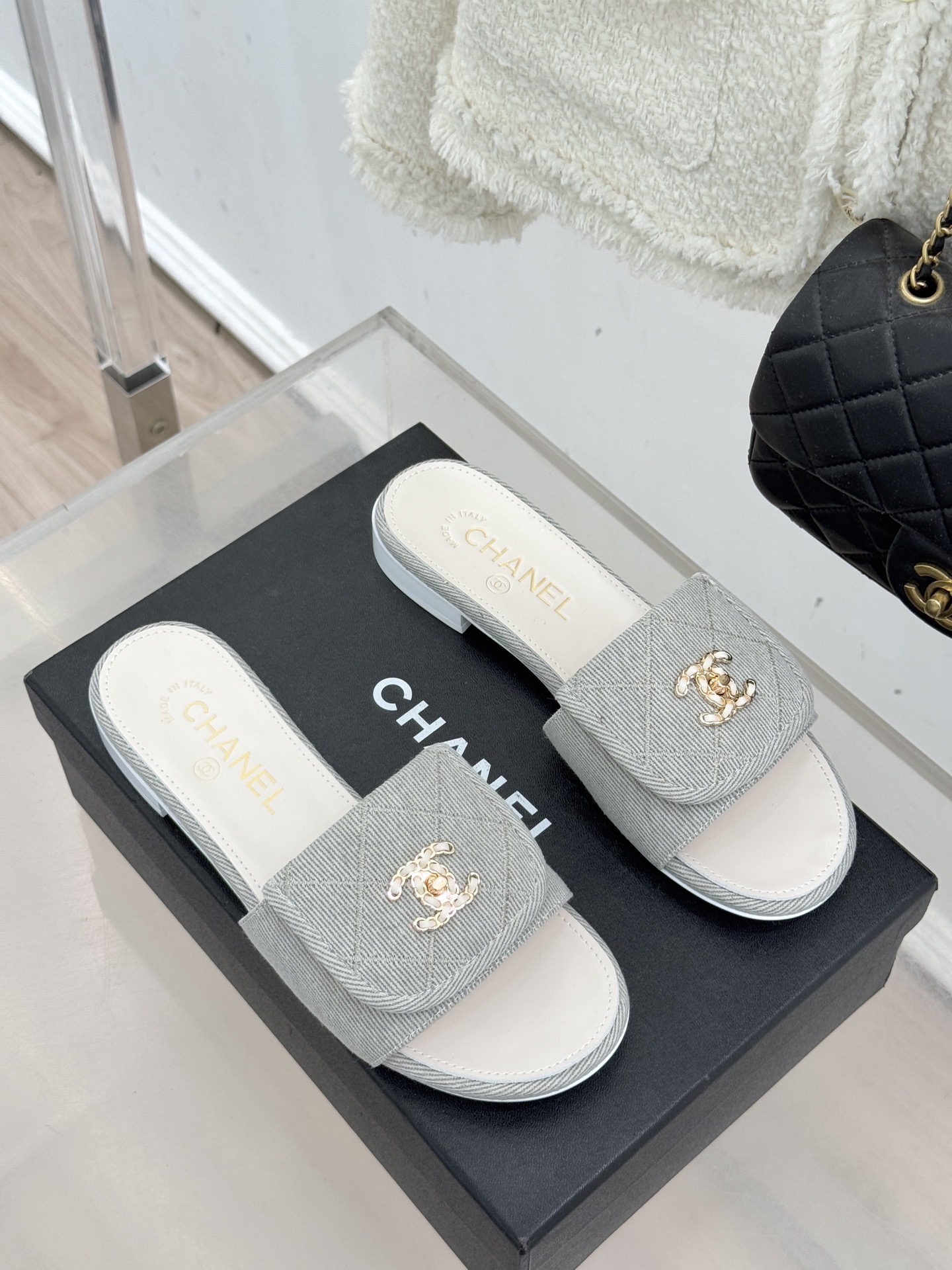 CHANE*｜小香经典链条双C书包扣菱格牛仔拖鞋将丹宁随性与高定优雅完美融合。水洗牛仔布搭配经典菱格绗缝