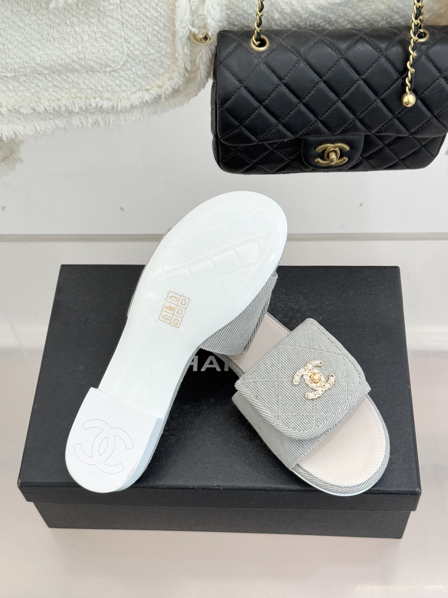 CHANE*｜小香经典链条双C书包扣菱格牛仔拖鞋将丹宁随性与高定优雅完美融合。水洗牛仔布搭配经典菱格绗缝