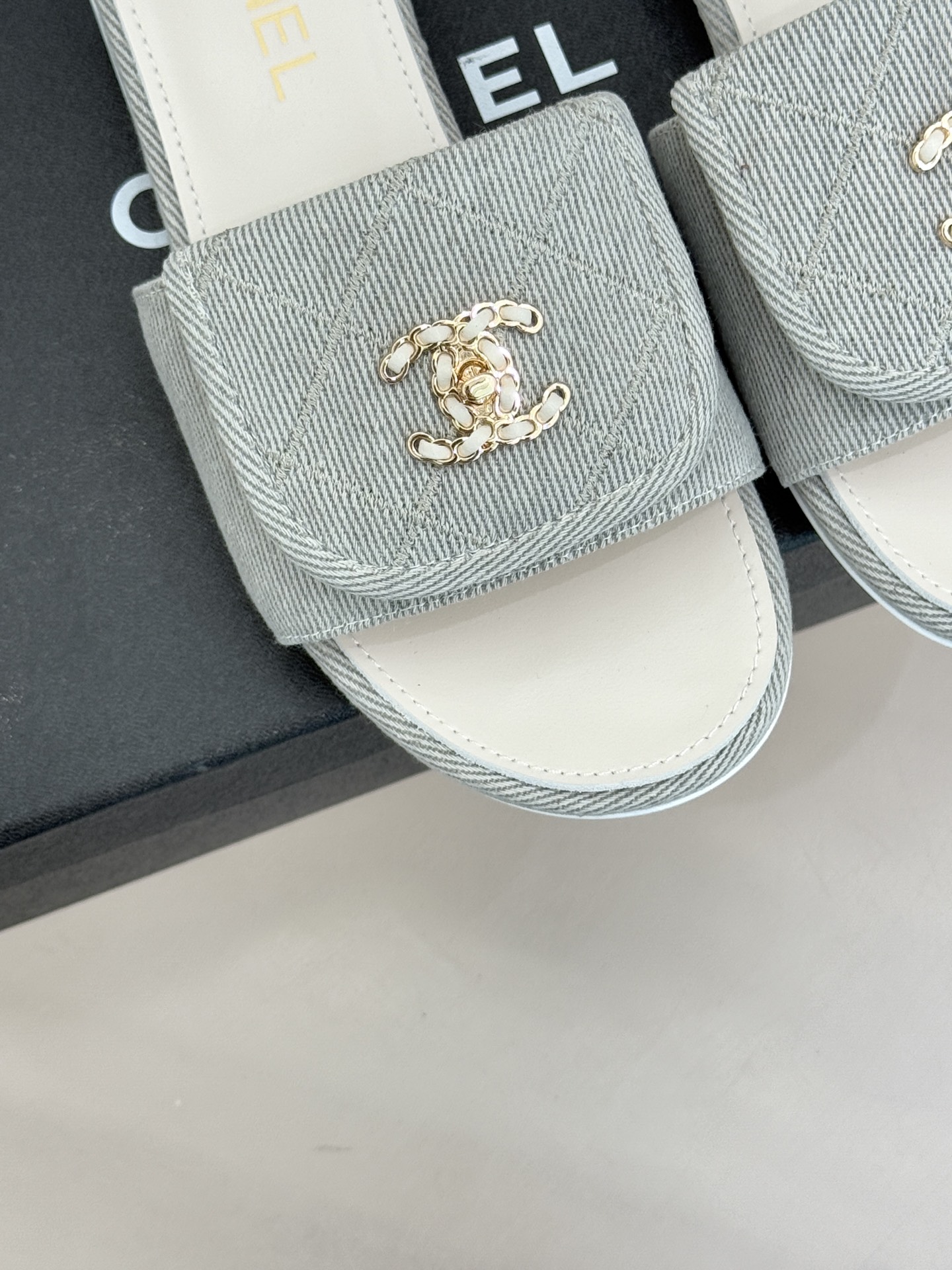 CHANE*｜小香经典链条双C书包扣菱格牛仔拖鞋将丹宁随性与高定优雅完美融合。水洗牛仔布搭配经典菱格绗缝