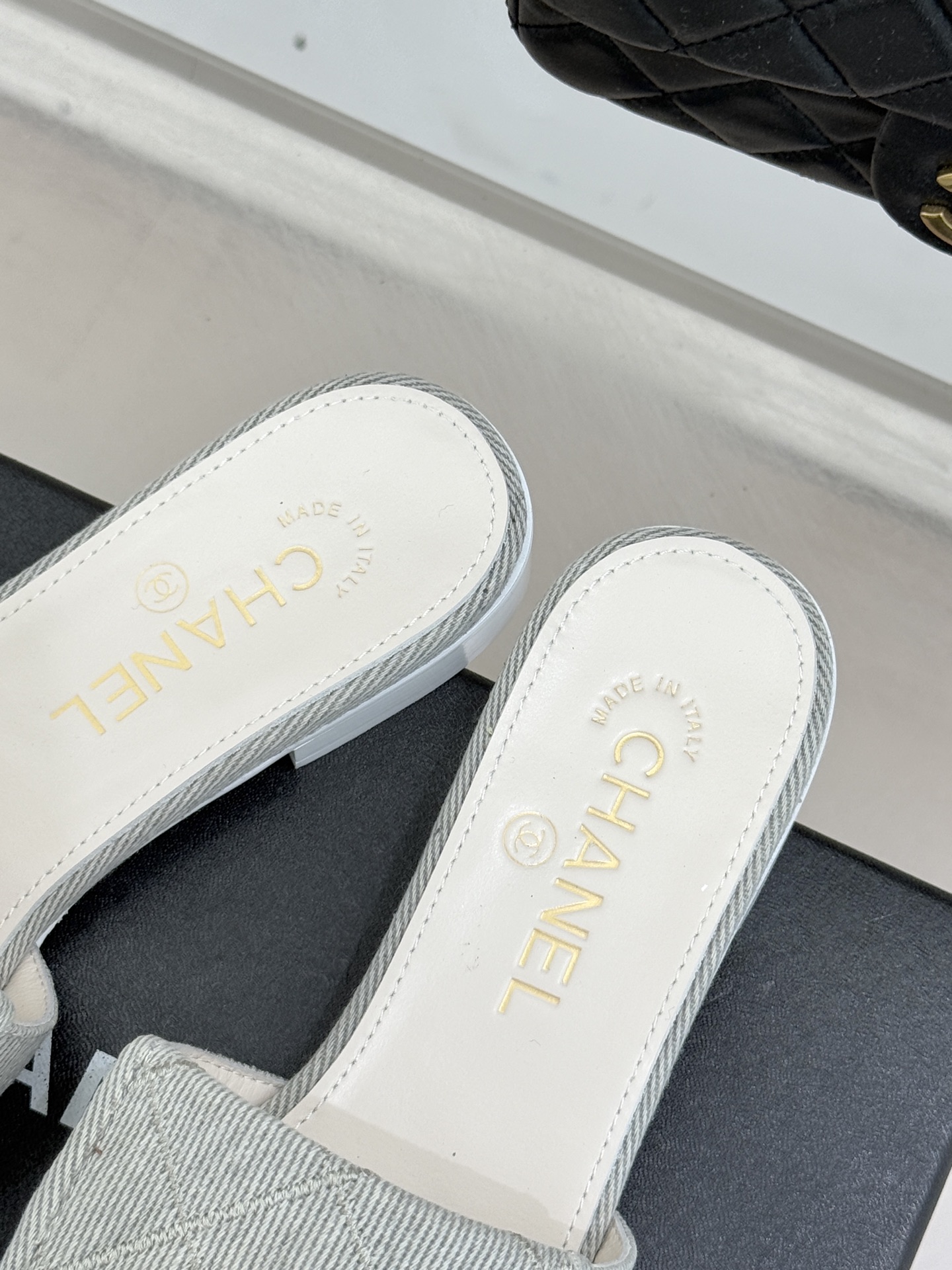 CHANE*｜小香经典链条双C书包扣菱格牛仔拖鞋将丹宁随性与高定优雅完美融合。水洗牛仔布搭配经典菱格绗缝