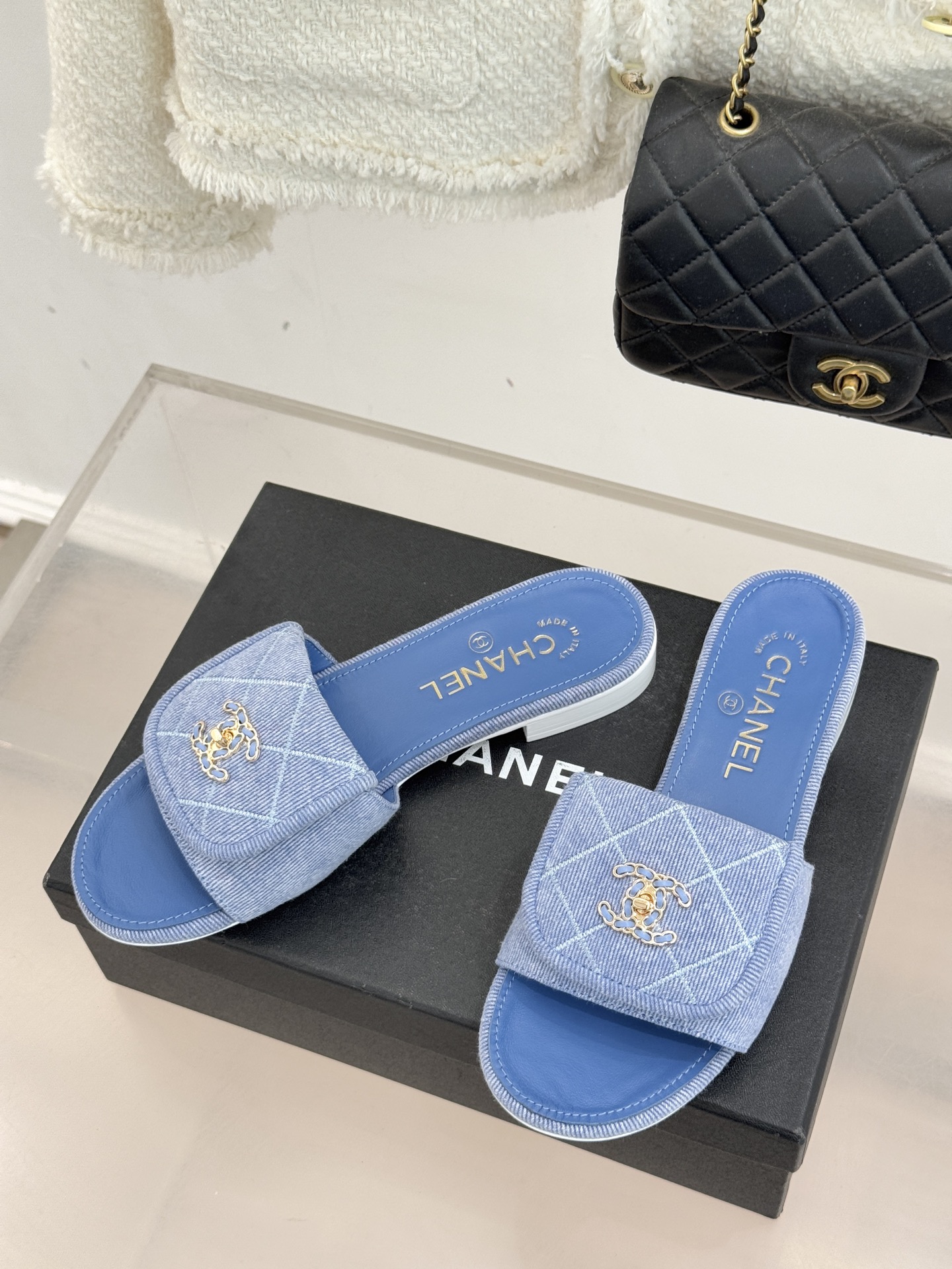 CHANE*｜小香经典链条双C书包扣菱格牛仔拖鞋将丹宁随性与高定优雅完美融合。水洗牛仔布搭配经典菱格绗缝