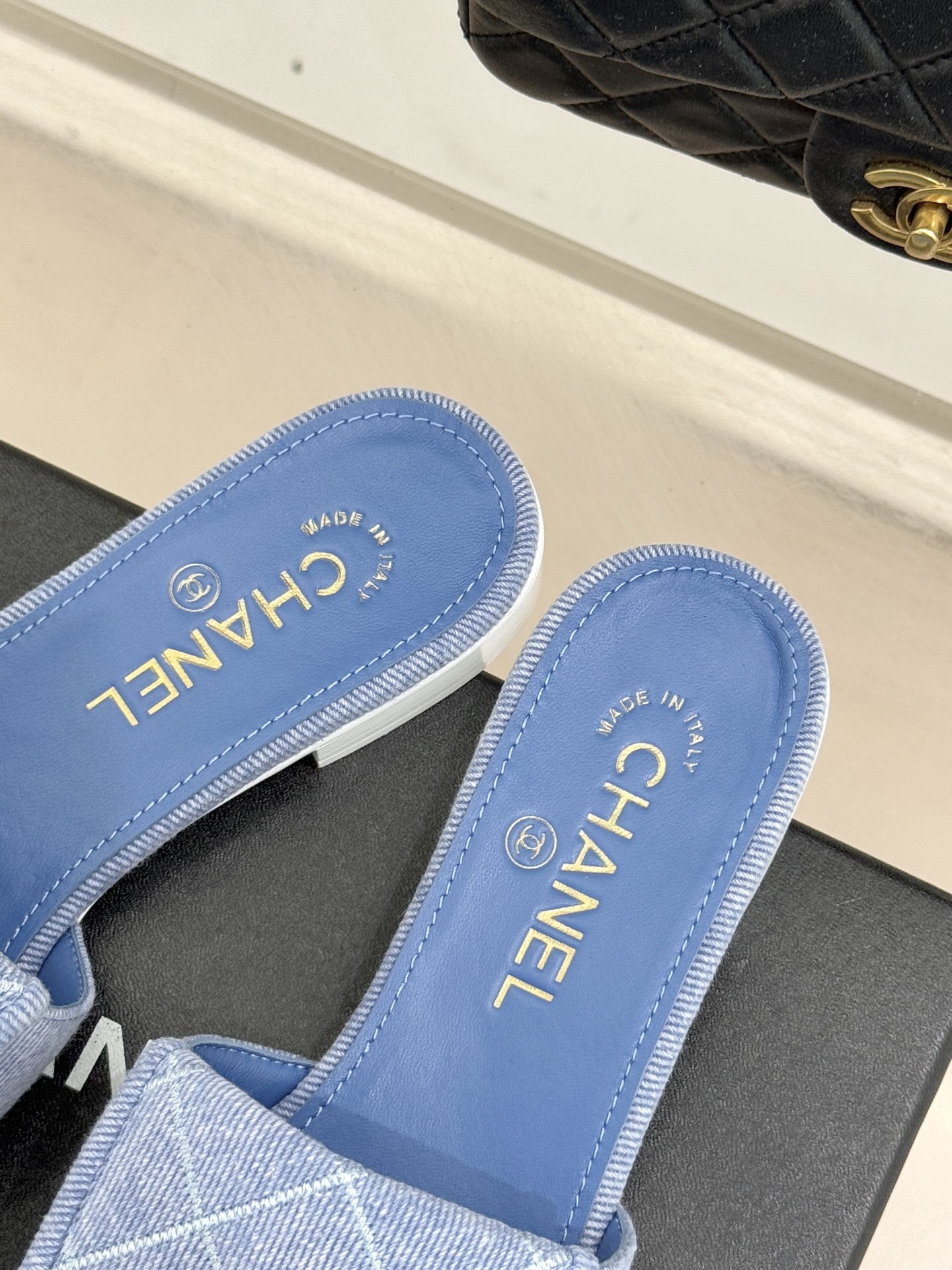 CHANE*｜小香经典链条双C书包扣菱格牛仔拖鞋将丹宁随性与高定优雅完美融合。水洗牛仔布搭配经典菱格绗缝