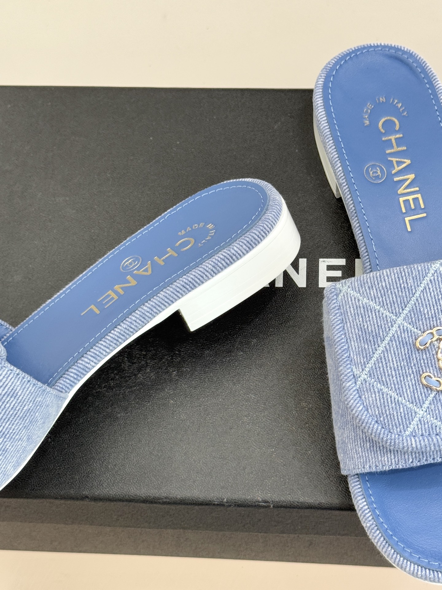 CHANE*｜小香经典链条双C书包扣菱格牛仔拖鞋将丹宁随性与高定优雅完美融合。水洗牛仔布搭配经典菱格绗缝