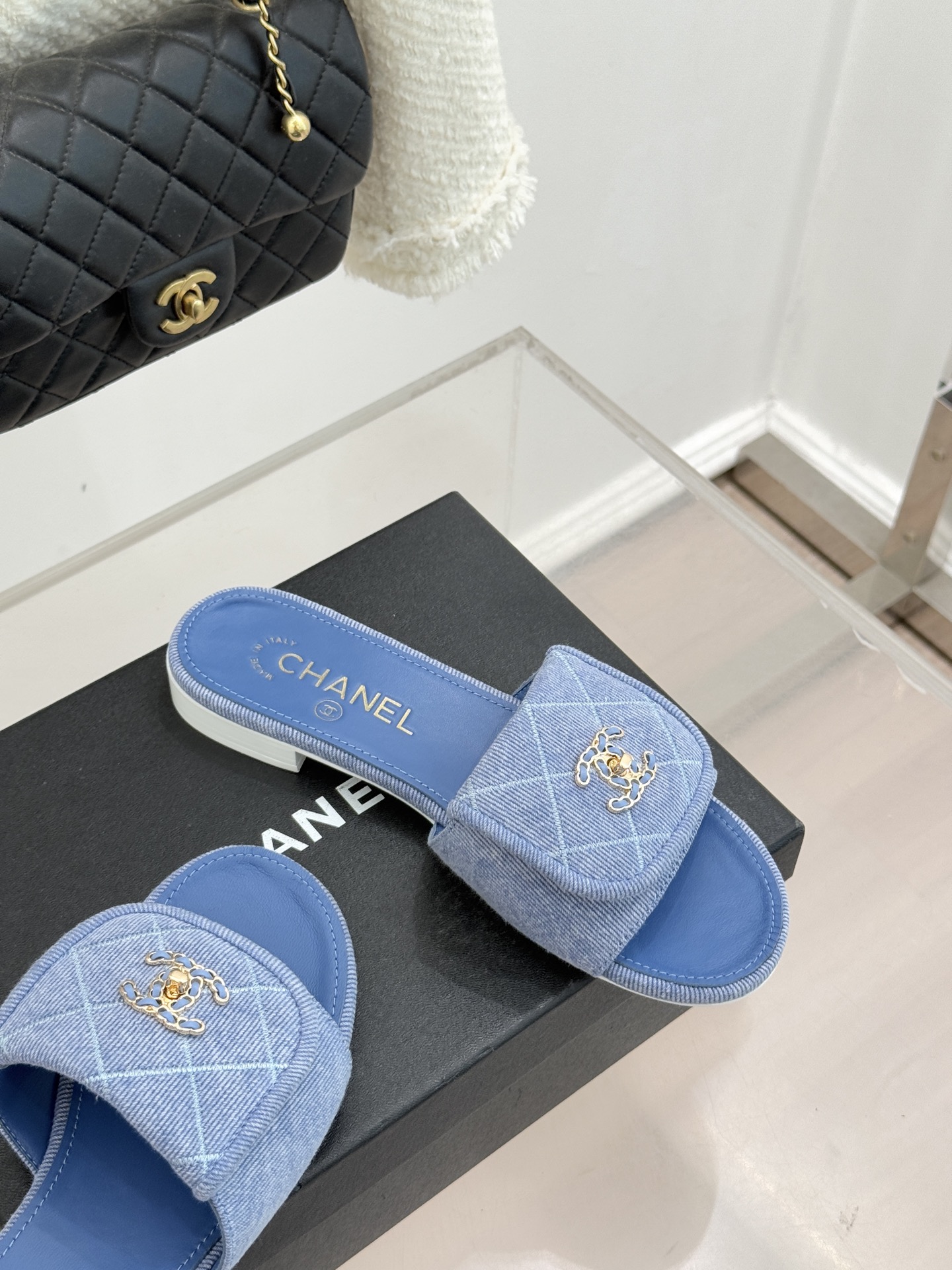 CHANE*｜小香经典链条双C书包扣菱格牛仔拖鞋将丹宁随性与高定优雅完美融合。水洗牛仔布搭配经典菱格绗缝