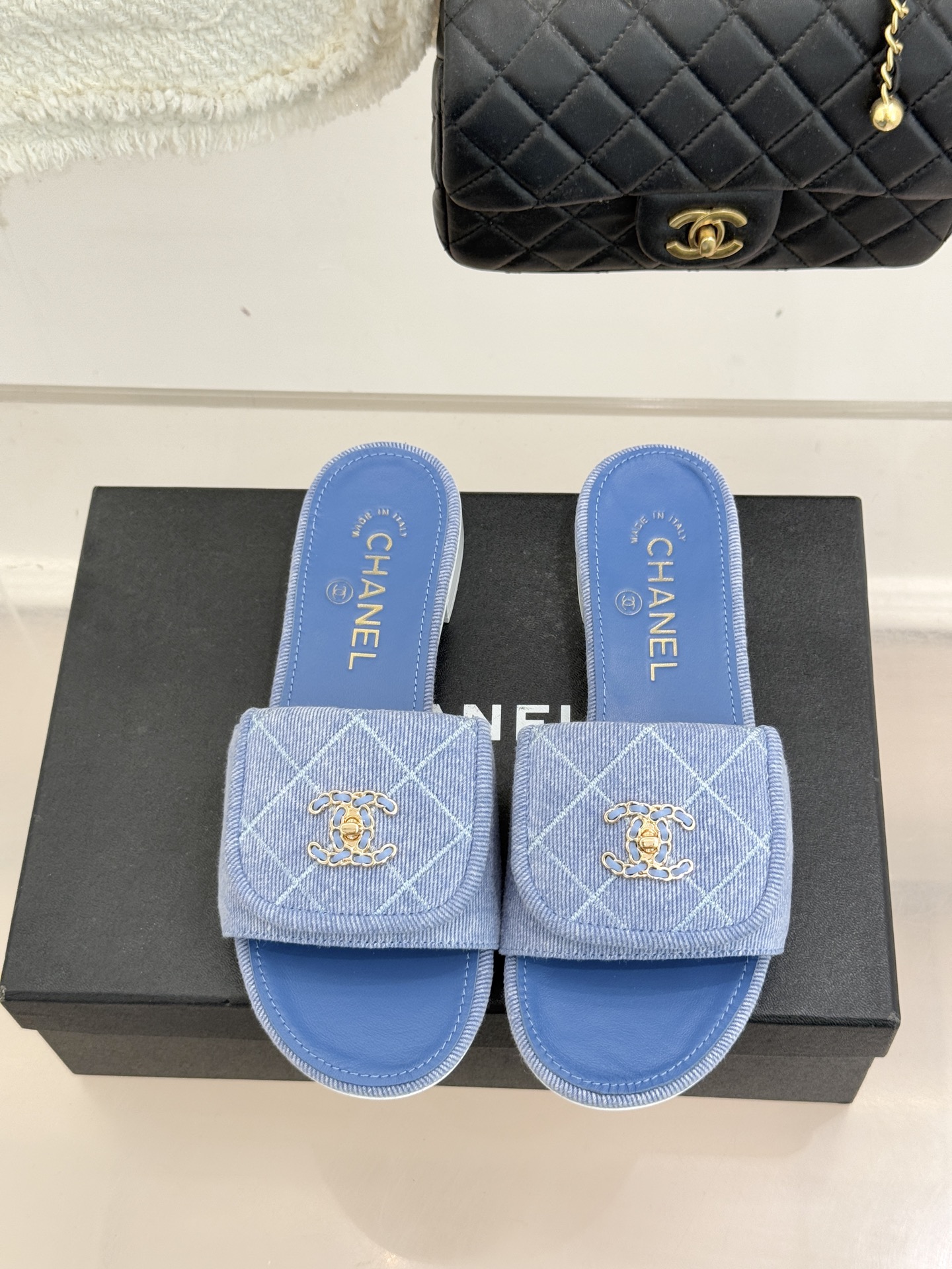 CHANE*｜小香经典链条双C书包扣菱格牛仔拖鞋将丹宁随性与高定优雅完美融合。水洗牛仔布搭配经典菱格绗缝