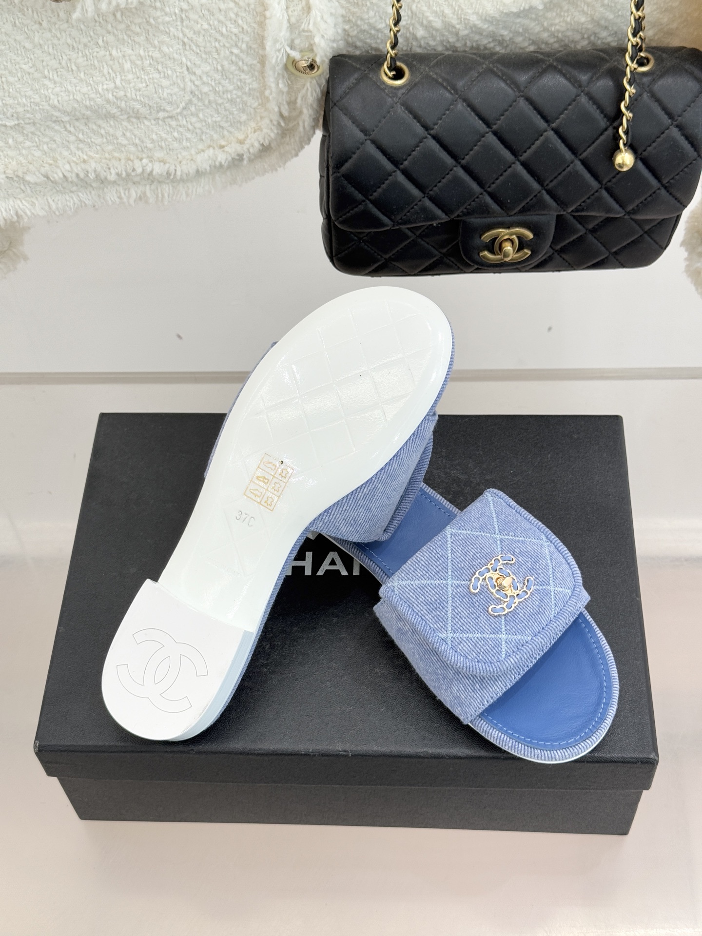 CHANE*｜小香经典链条双C书包扣菱格牛仔拖鞋将丹宁随性与高定优雅完美融合。水洗牛仔布搭配经典菱格绗缝