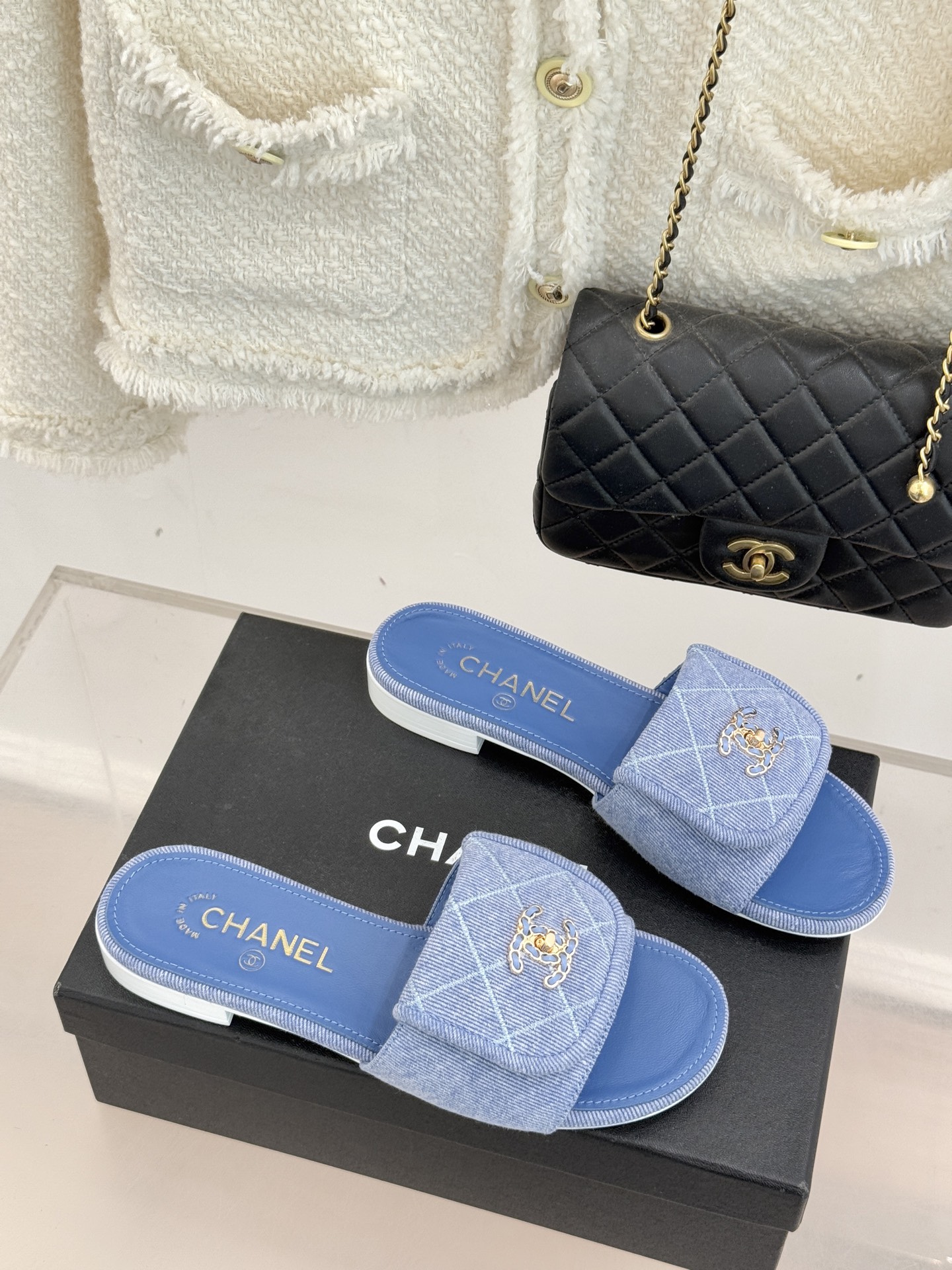 CHANE*｜小香经典链条双C书包扣菱格牛仔拖鞋将丹宁随性与高定优雅完美融合。水洗牛仔布搭配经典菱格绗缝