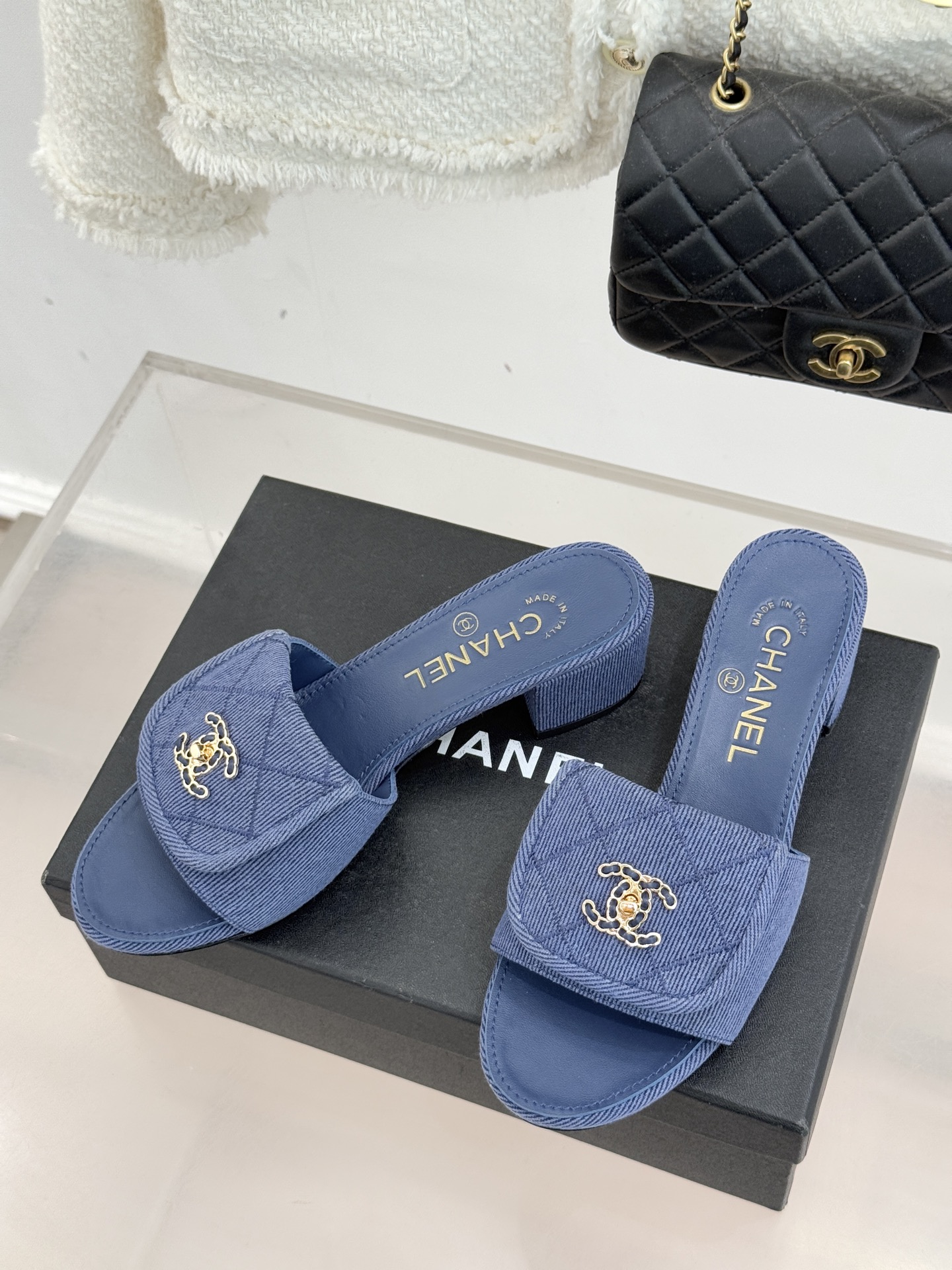 CHANE*｜小香经典链条双C书包扣菱格牛仔拖鞋将丹宁随性与高定优雅完美融合。水洗牛仔布搭配经典菱格绗缝