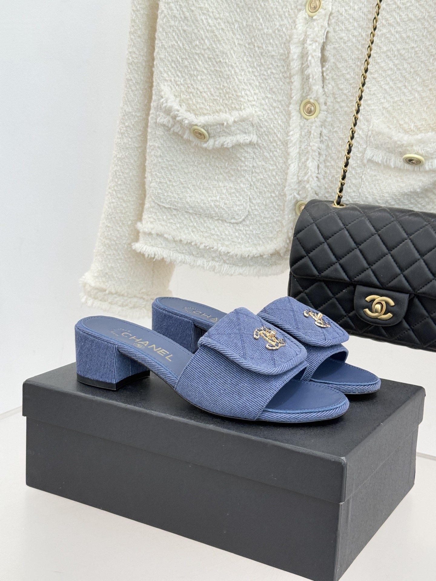 CHANE*｜小香经典链条双C书包扣菱格牛仔拖鞋将丹宁随性与高定优雅完美融合。水洗牛仔布搭配经典菱格绗缝