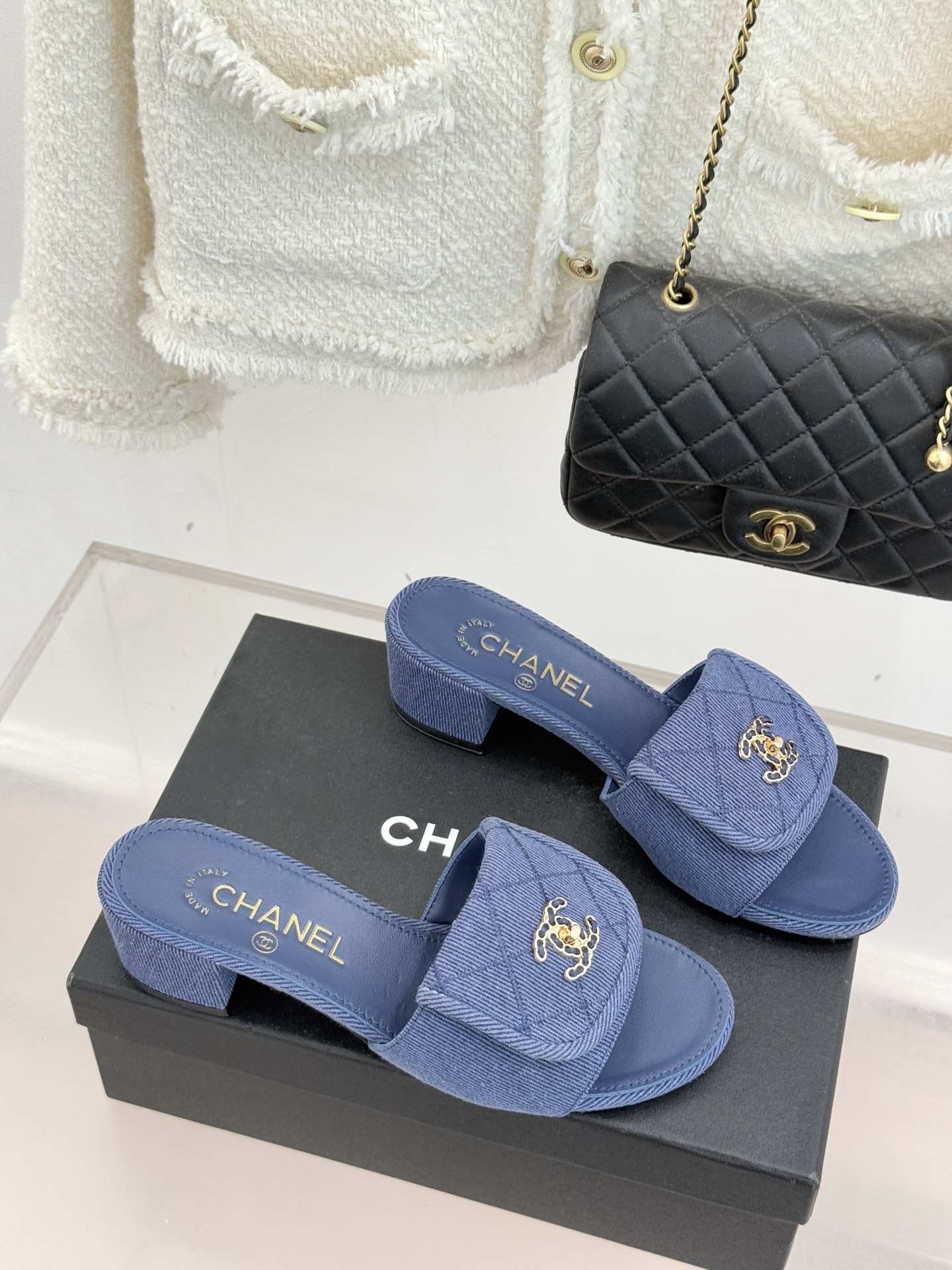 CHANE*｜小香经典链条双C书包扣菱格牛仔拖鞋将丹宁随性与高定优雅完美融合。水洗牛仔布搭配经典菱格绗缝