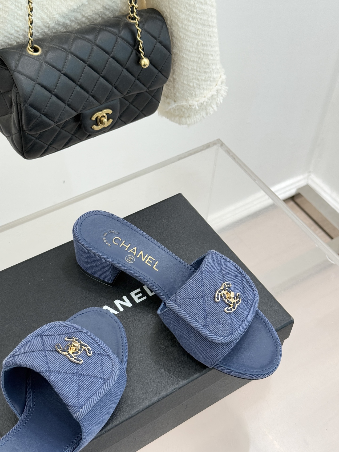 CHANE*｜小香经典链条双C书包扣菱格牛仔拖鞋将丹宁随性与高定优雅完美融合。水洗牛仔布搭配经典菱格绗缝