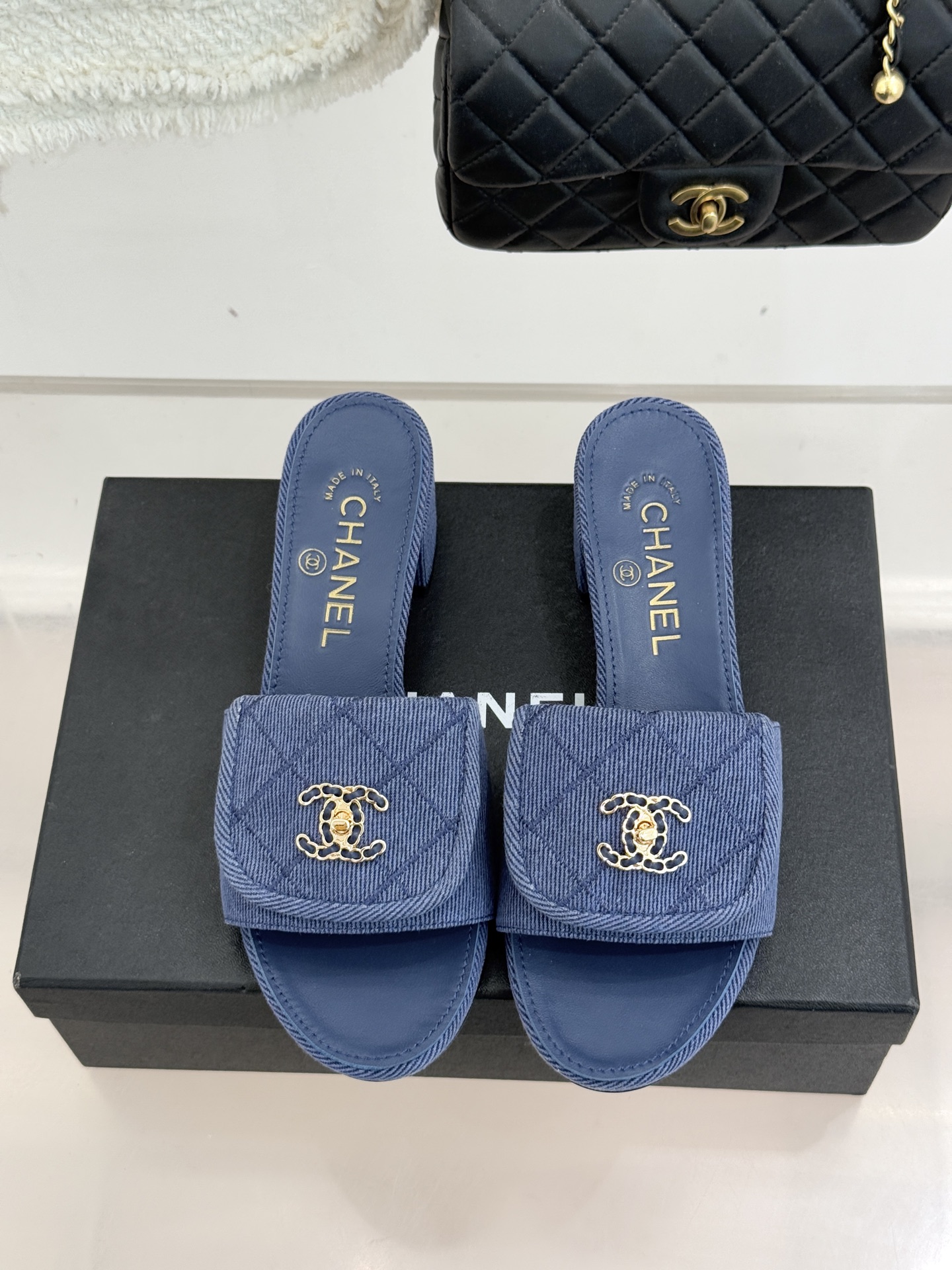 CHANE*｜小香经典链条双C书包扣菱格牛仔拖鞋将丹宁随性与高定优雅完美融合。水洗牛仔布搭配经典菱格绗缝