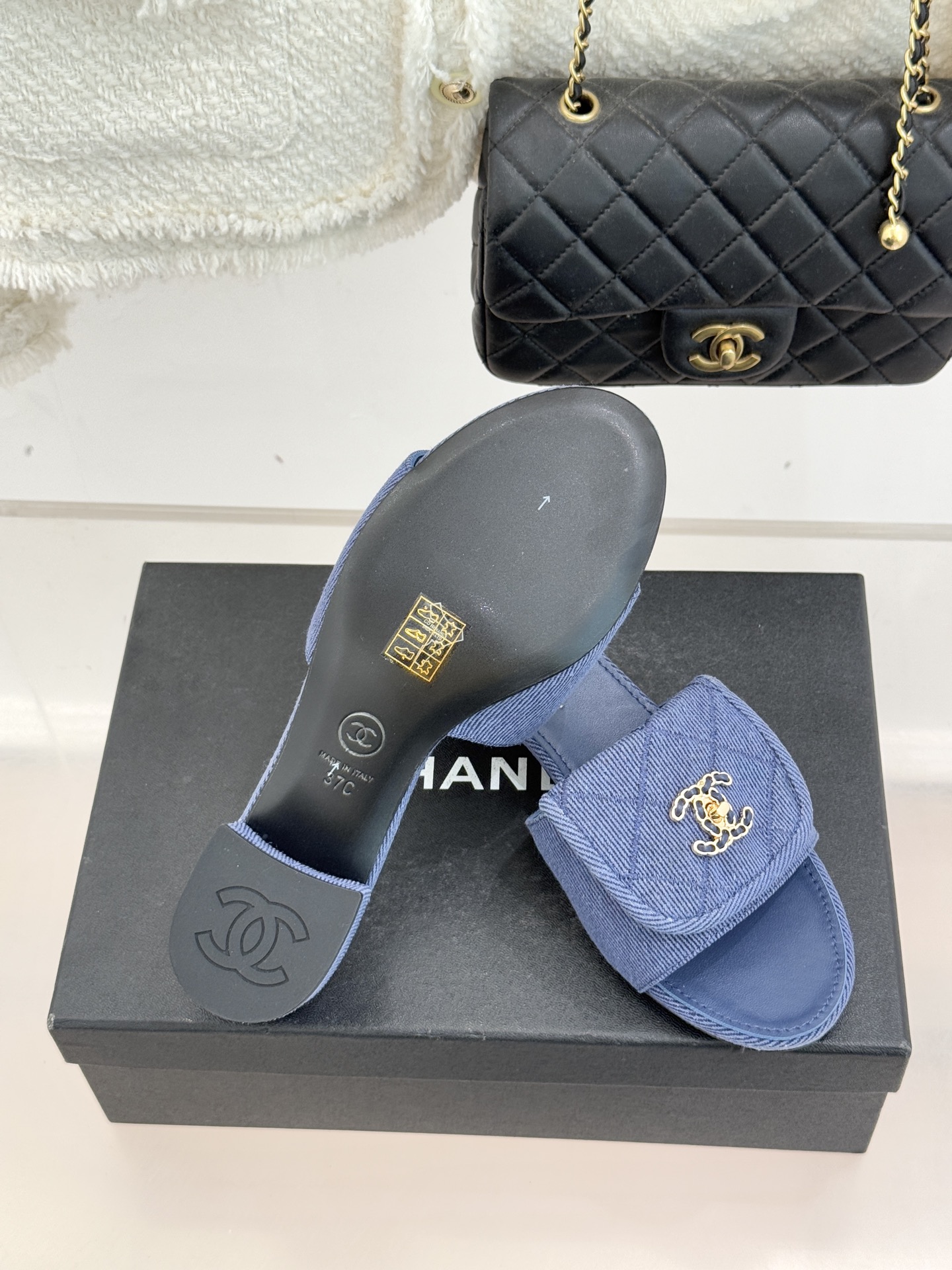 CHANE*｜小香经典链条双C书包扣菱格牛仔拖鞋将丹宁随性与高定优雅完美融合。水洗牛仔布搭配经典菱格绗缝