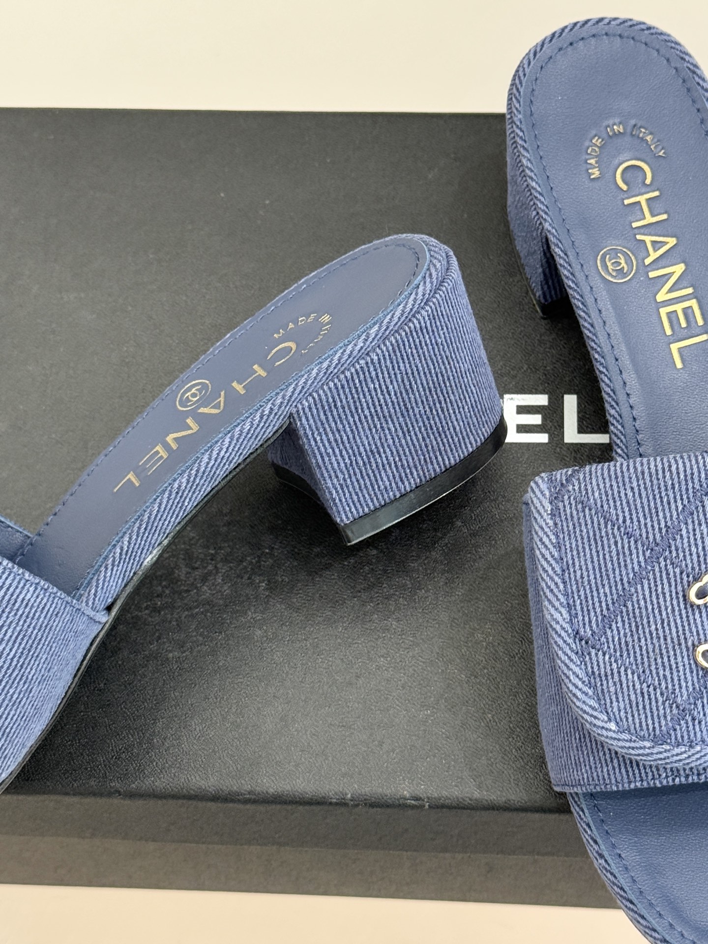 CHANE*｜小香经典链条双C书包扣菱格牛仔拖鞋将丹宁随性与高定优雅完美融合。水洗牛仔布搭配经典菱格绗缝