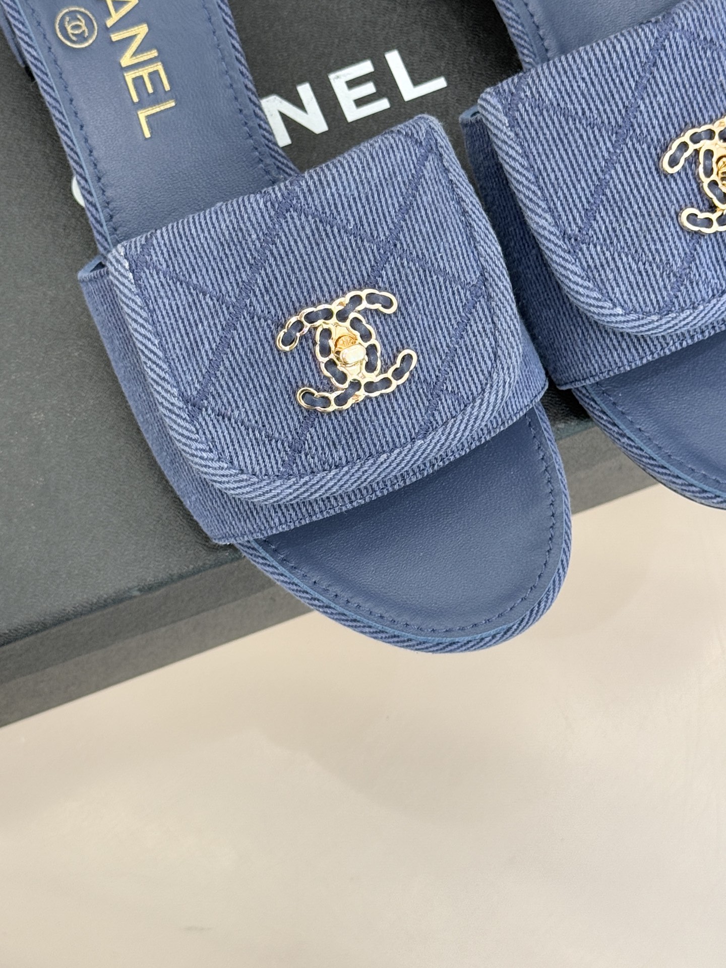 CHANE*｜小香经典链条双C书包扣菱格牛仔拖鞋将丹宁随性与高定优雅完美融合。水洗牛仔布搭配经典菱格绗缝