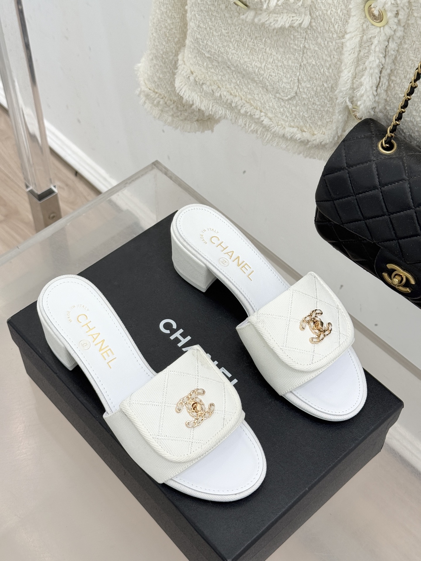 CHANE*｜小香经典链条双C书包扣菱格牛仔拖鞋将丹宁随性与高定优雅完美融合。水洗牛仔布搭配经典菱格绗缝