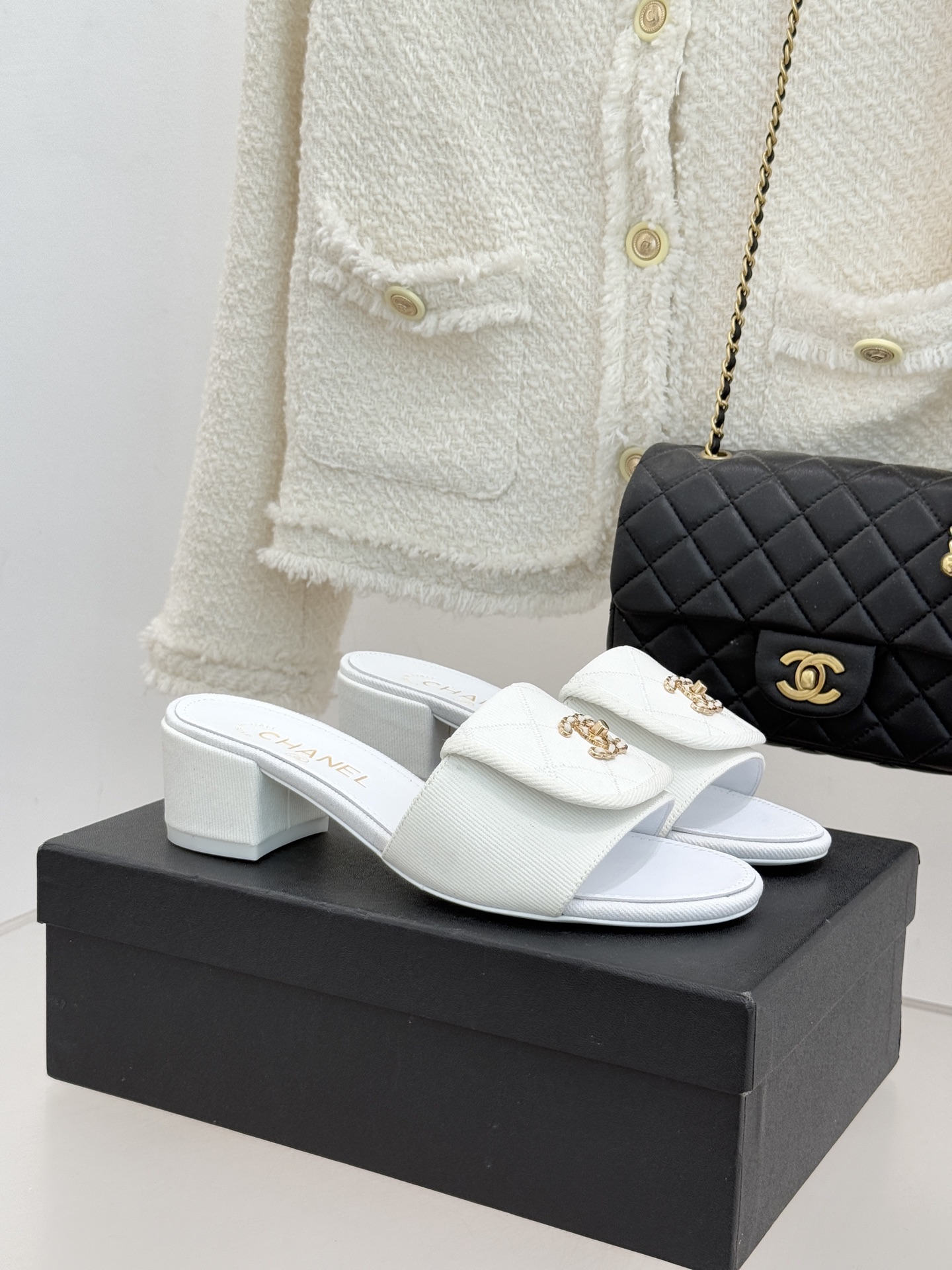 CHANE*｜小香经典链条双C书包扣菱格牛仔拖鞋将丹宁随性与高定优雅完美融合。水洗牛仔布搭配经典菱格绗缝