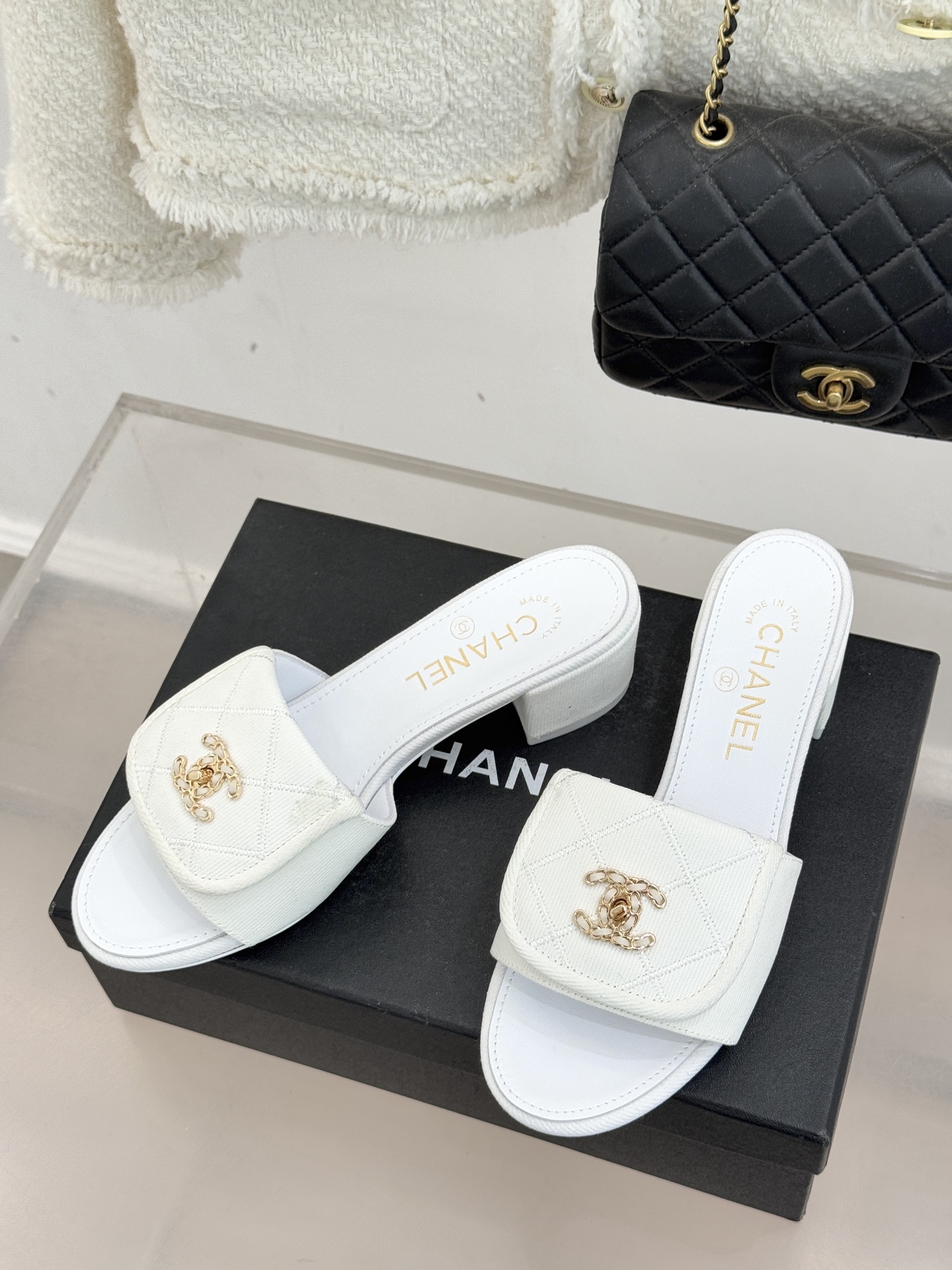 CHANE*｜小香经典链条双C书包扣菱格牛仔拖鞋将丹宁随性与高定优雅完美融合。水洗牛仔布搭配经典菱格绗缝