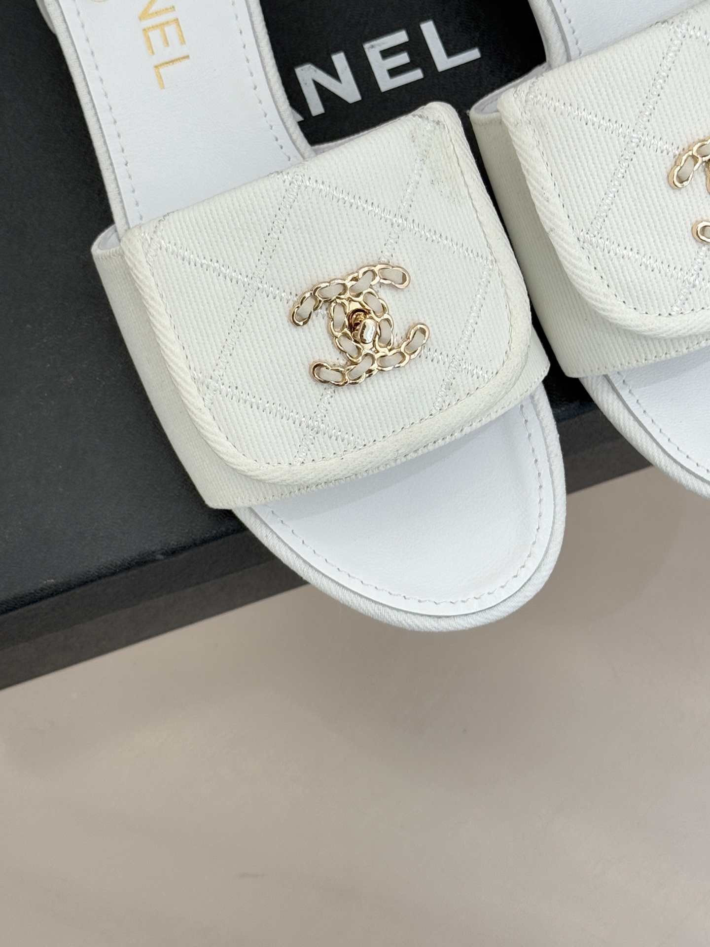 CHANE*｜小香经典链条双C书包扣菱格牛仔拖鞋将丹宁随性与高定优雅完美融合。水洗牛仔布搭配经典菱格绗缝