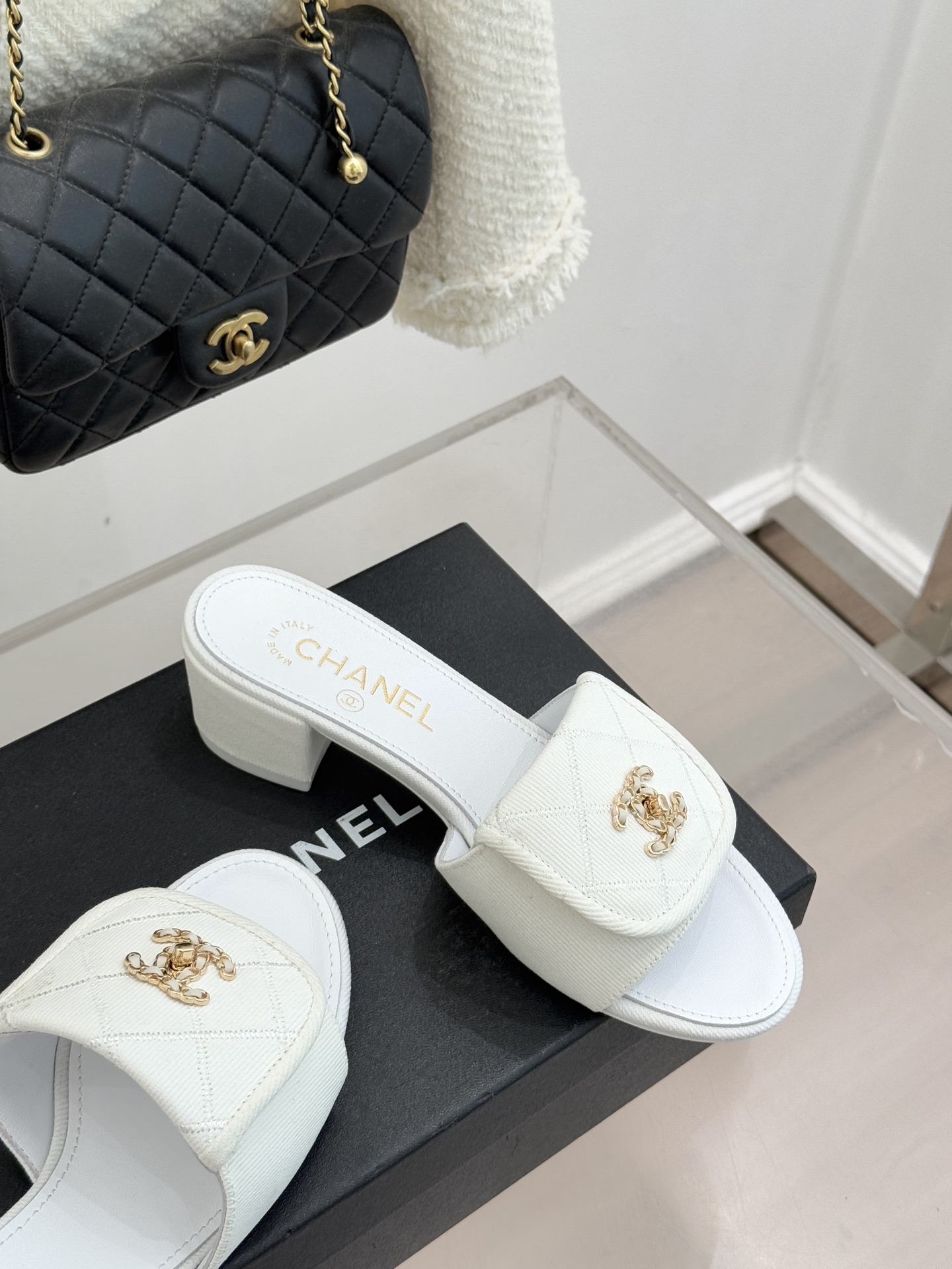 CHANE*｜小香经典链条双C书包扣菱格牛仔拖鞋将丹宁随性与高定优雅完美融合。水洗牛仔布搭配经典菱格绗缝