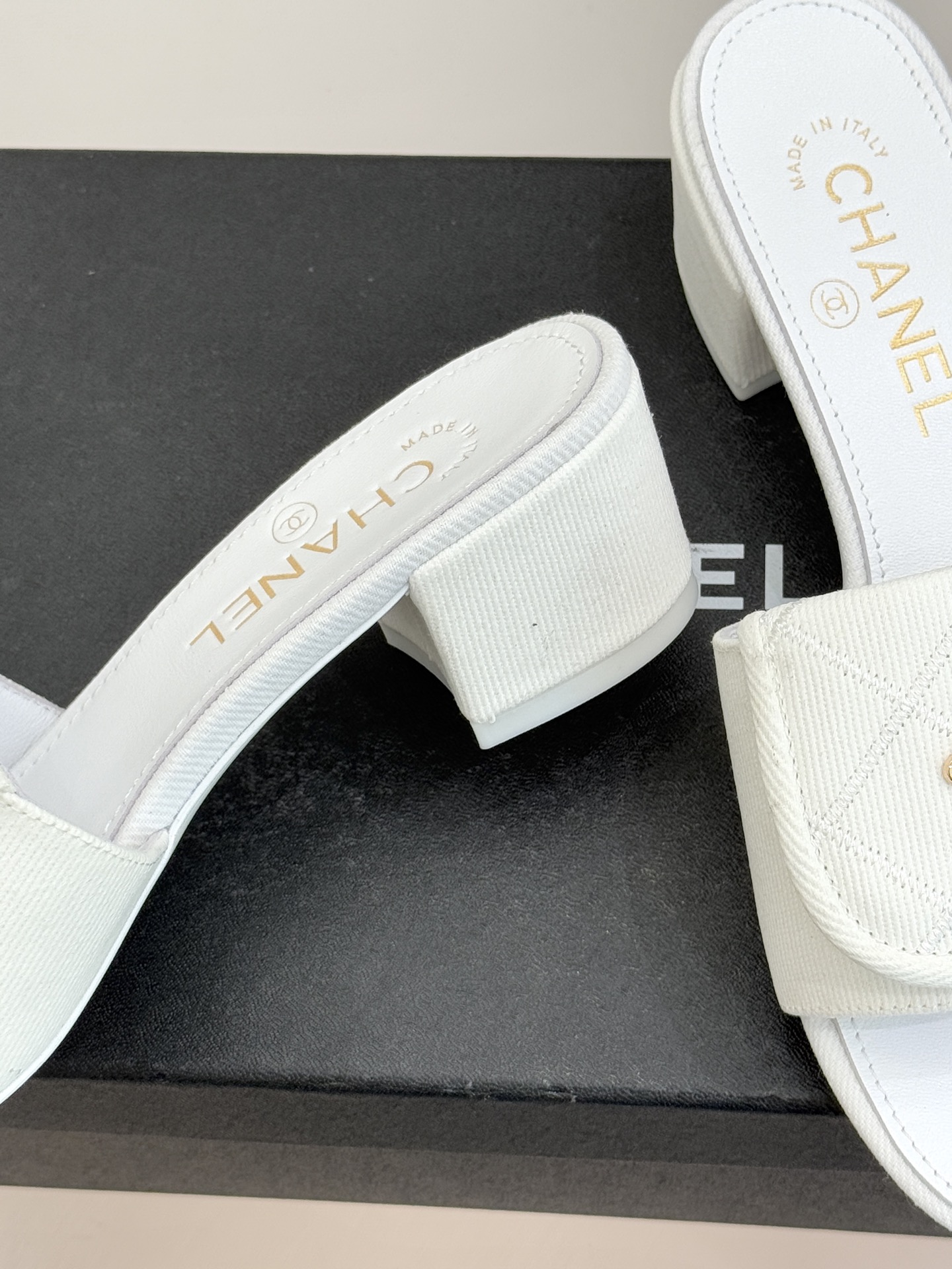 CHANE*｜小香经典链条双C书包扣菱格牛仔拖鞋将丹宁随性与高定优雅完美融合。水洗牛仔布搭配经典菱格绗缝