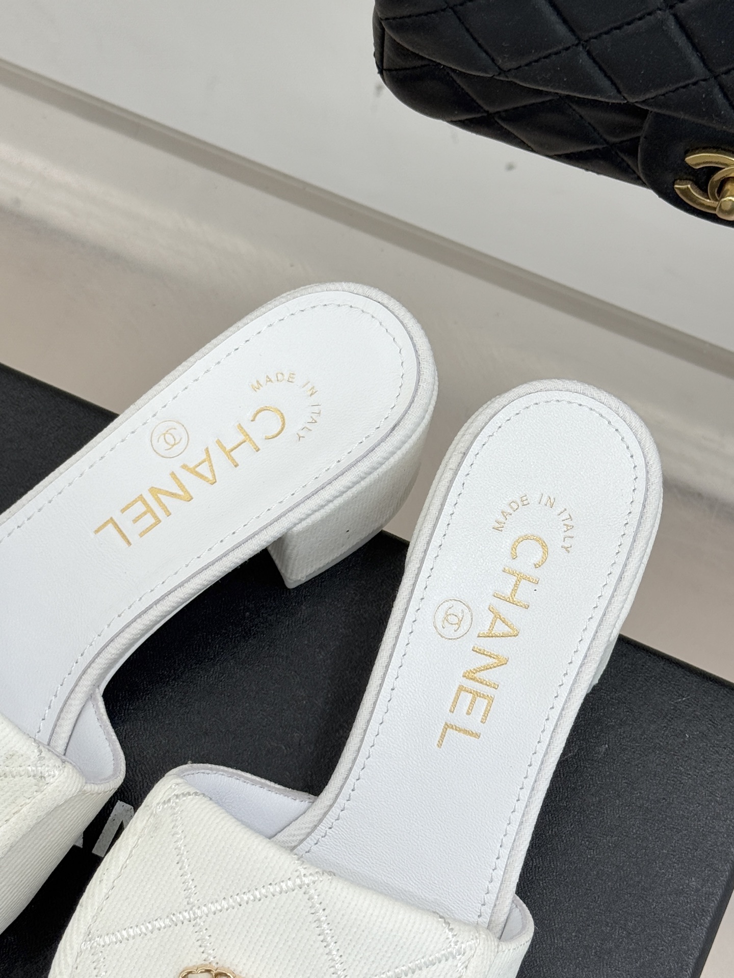 CHANE*｜小香经典链条双C书包扣菱格牛仔拖鞋将丹宁随性与高定优雅完美融合。水洗牛仔布搭配经典菱格绗缝