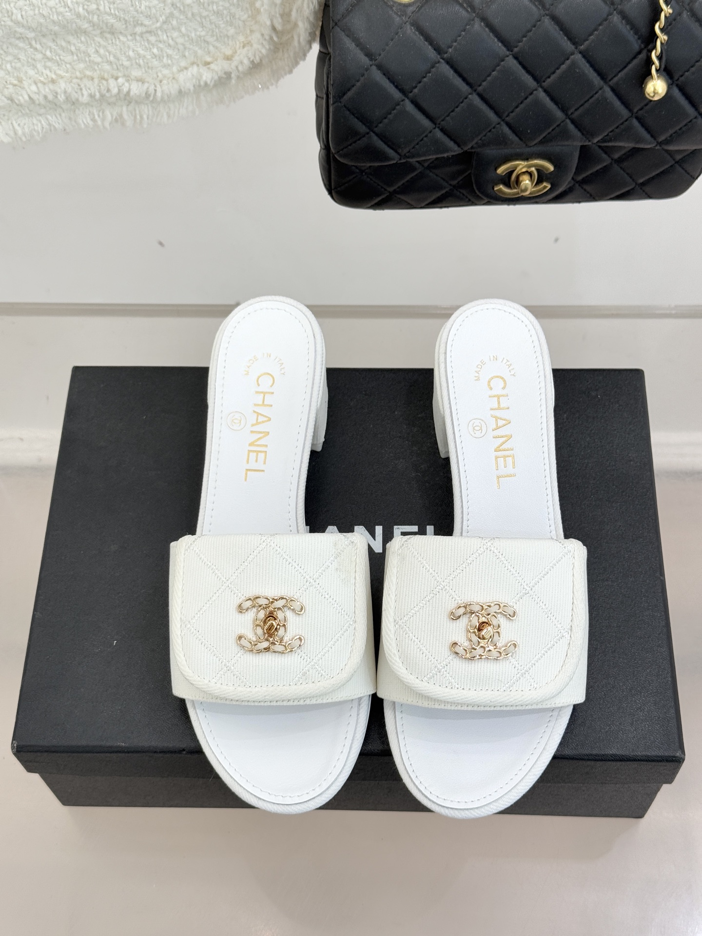 CHANE*｜小香经典链条双C书包扣菱格牛仔拖鞋将丹宁随性与高定优雅完美融合。水洗牛仔布搭配经典菱格绗缝