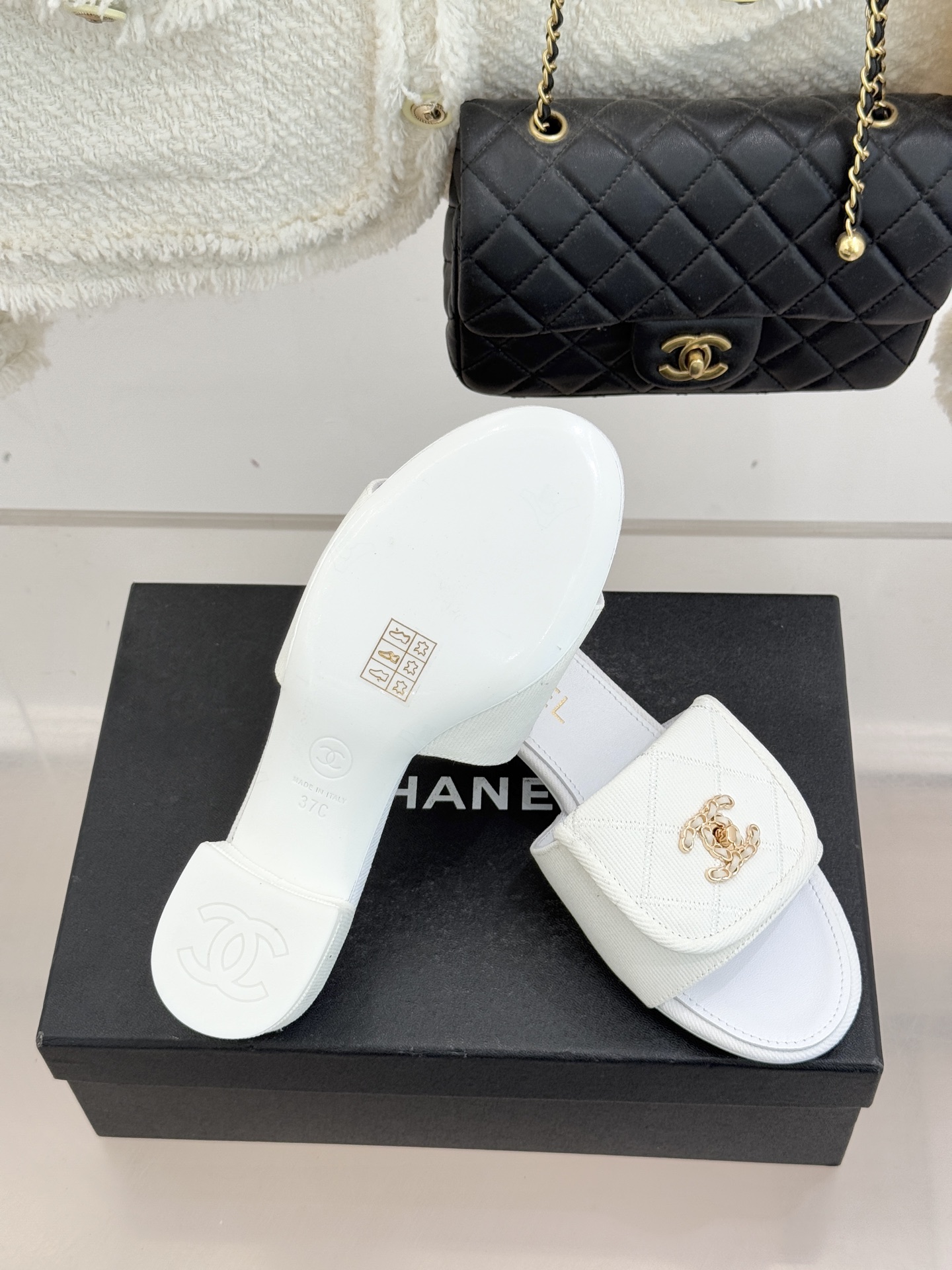 CHANE*｜小香经典链条双C书包扣菱格牛仔拖鞋将丹宁随性与高定优雅完美融合。水洗牛仔布搭配经典菱格绗缝