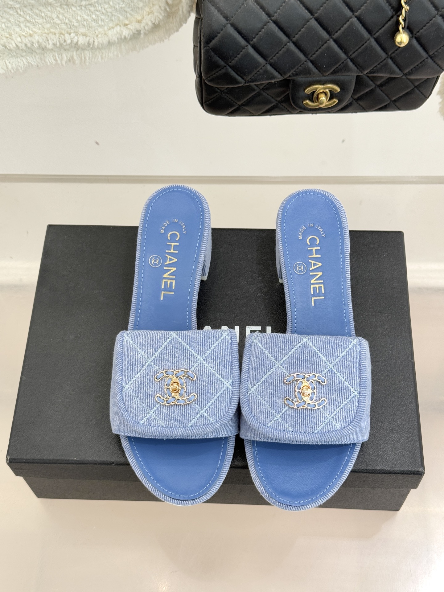 CHANE*｜小香经典链条双C书包扣菱格牛仔拖鞋将丹宁随性与高定优雅完美融合。水洗牛仔布搭配经典菱格绗缝