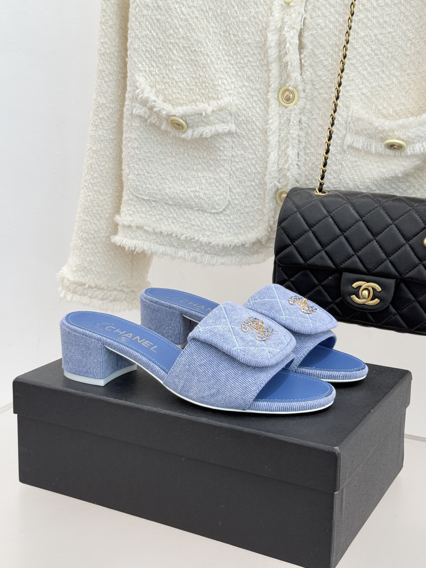 CHANE*｜小香经典链条双C书包扣菱格牛仔拖鞋将丹宁随性与高定优雅完美融合。水洗牛仔布搭配经典菱格绗缝