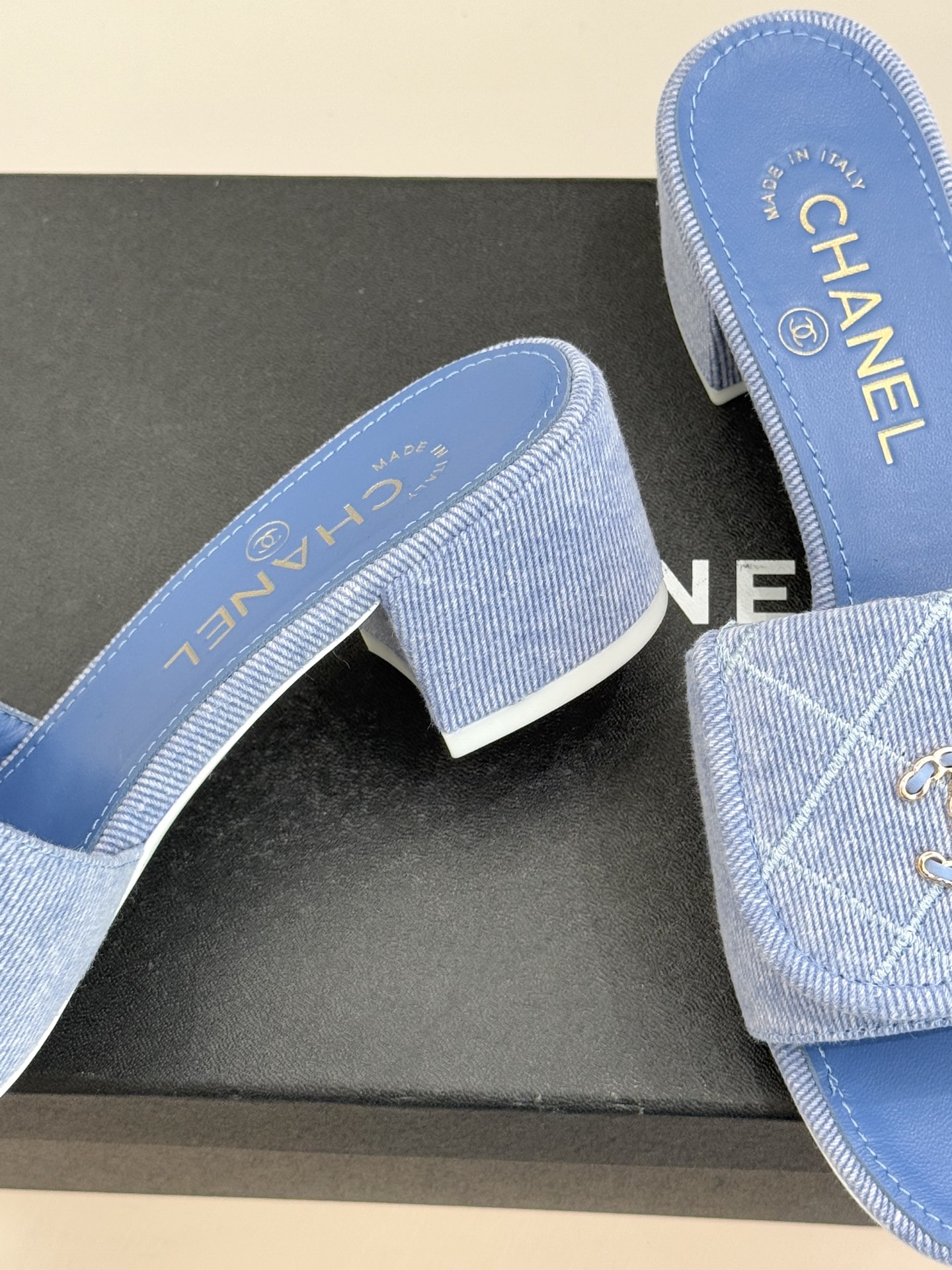 CHANE*｜小香经典链条双C书包扣菱格牛仔拖鞋将丹宁随性与高定优雅完美融合。水洗牛仔布搭配经典菱格绗缝