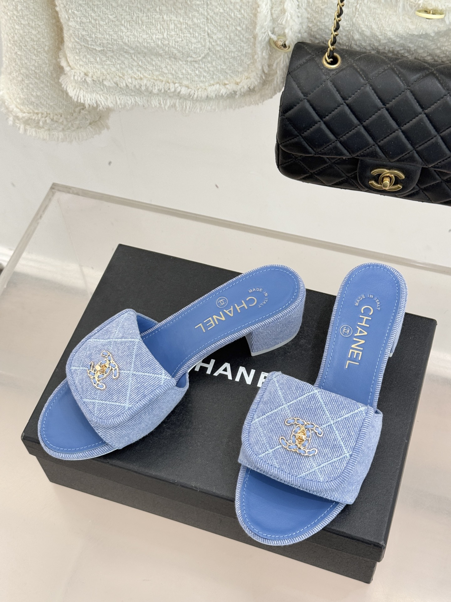 CHANE*｜小香经典链条双C书包扣菱格牛仔拖鞋将丹宁随性与高定优雅完美融合。水洗牛仔布搭配经典菱格绗缝